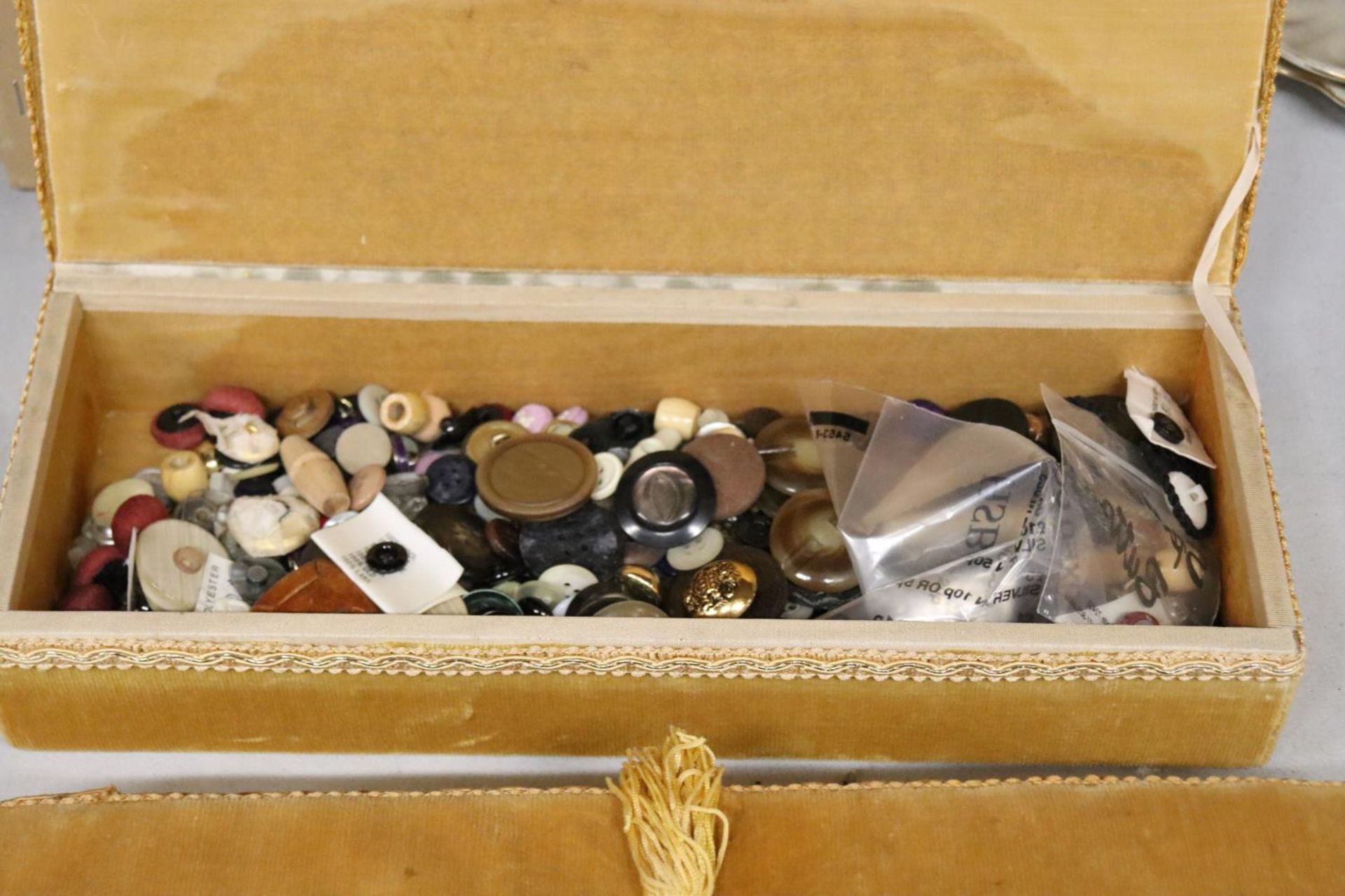 A LARGE QUANTITY OF VINTAGE BUTTONS IN BOXES PLUS HABERDASHERY ITEMS - Bild 3 aus 5