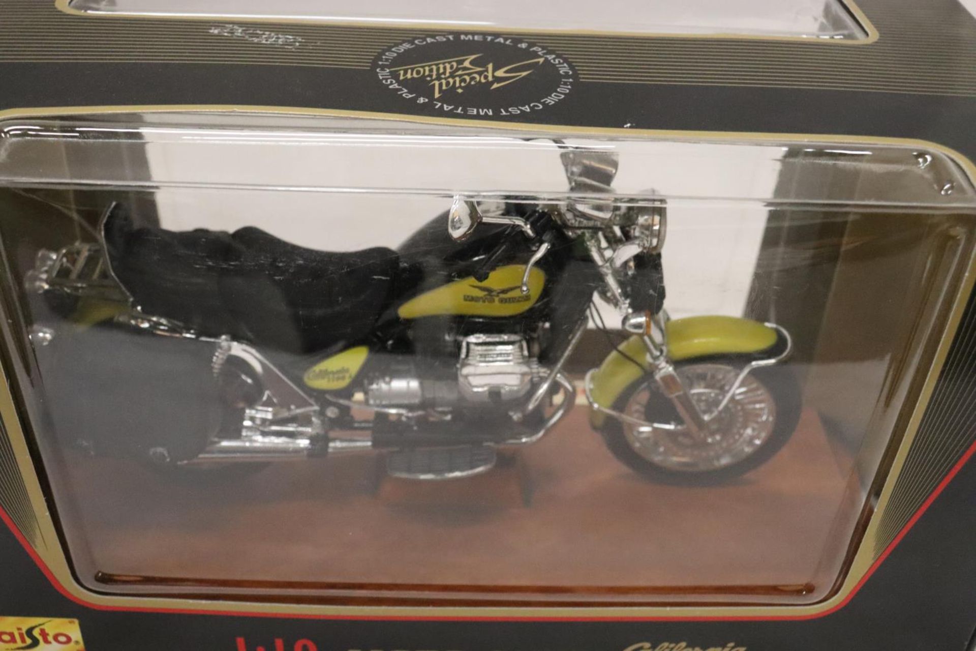 A LARGE AS NEW AND BOXED MOTO GUZZI MOTORBIKE - Bild 2 aus 6