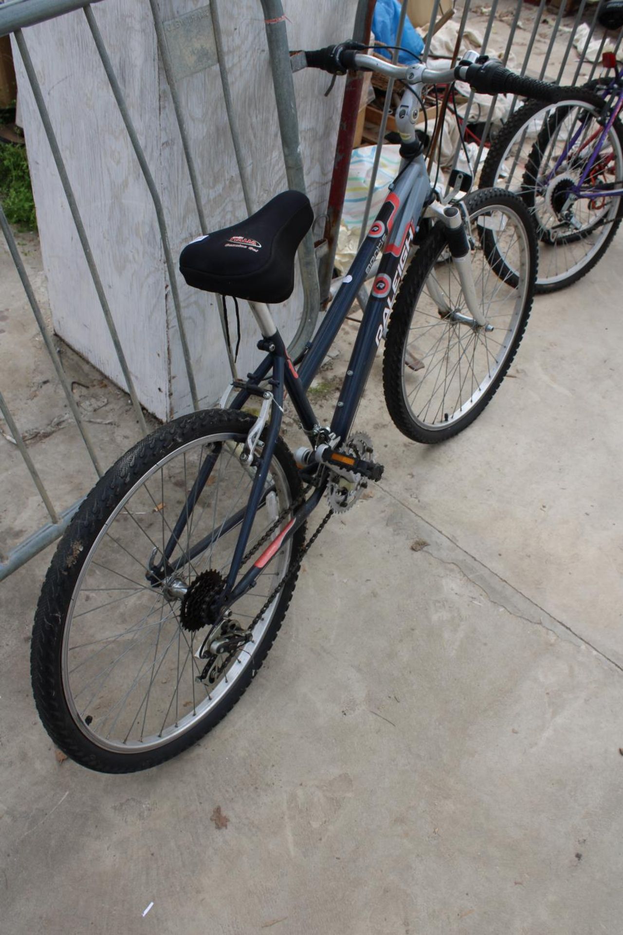 A RALEIGH MANTIS LADIES BIKE WITH 18 SPEED GEAR SYSTEM - Image 2 of 3