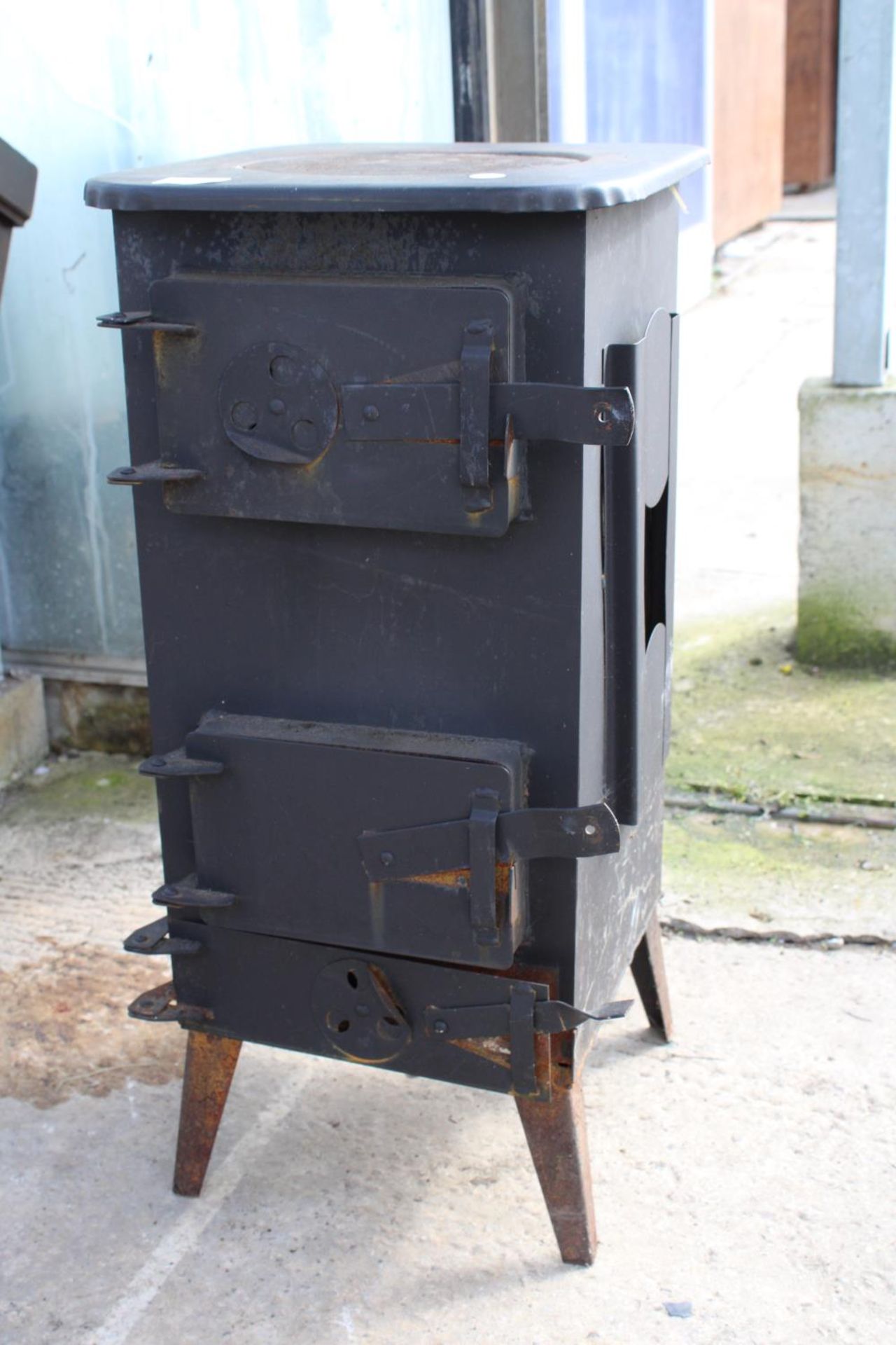 A VINTAGE CAST IRON STOVE - Image 2 of 5