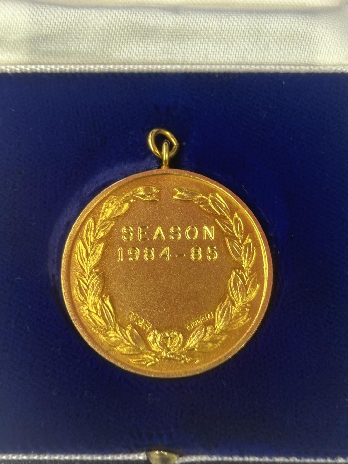 A HALLMARKED 9 CARAT GOLD & ENAMEL FOOTBALL LEAGUE CANON DIVISION 2 LEAGUE WINNERS MEDAL 1984-1985 - Image 3 of 5