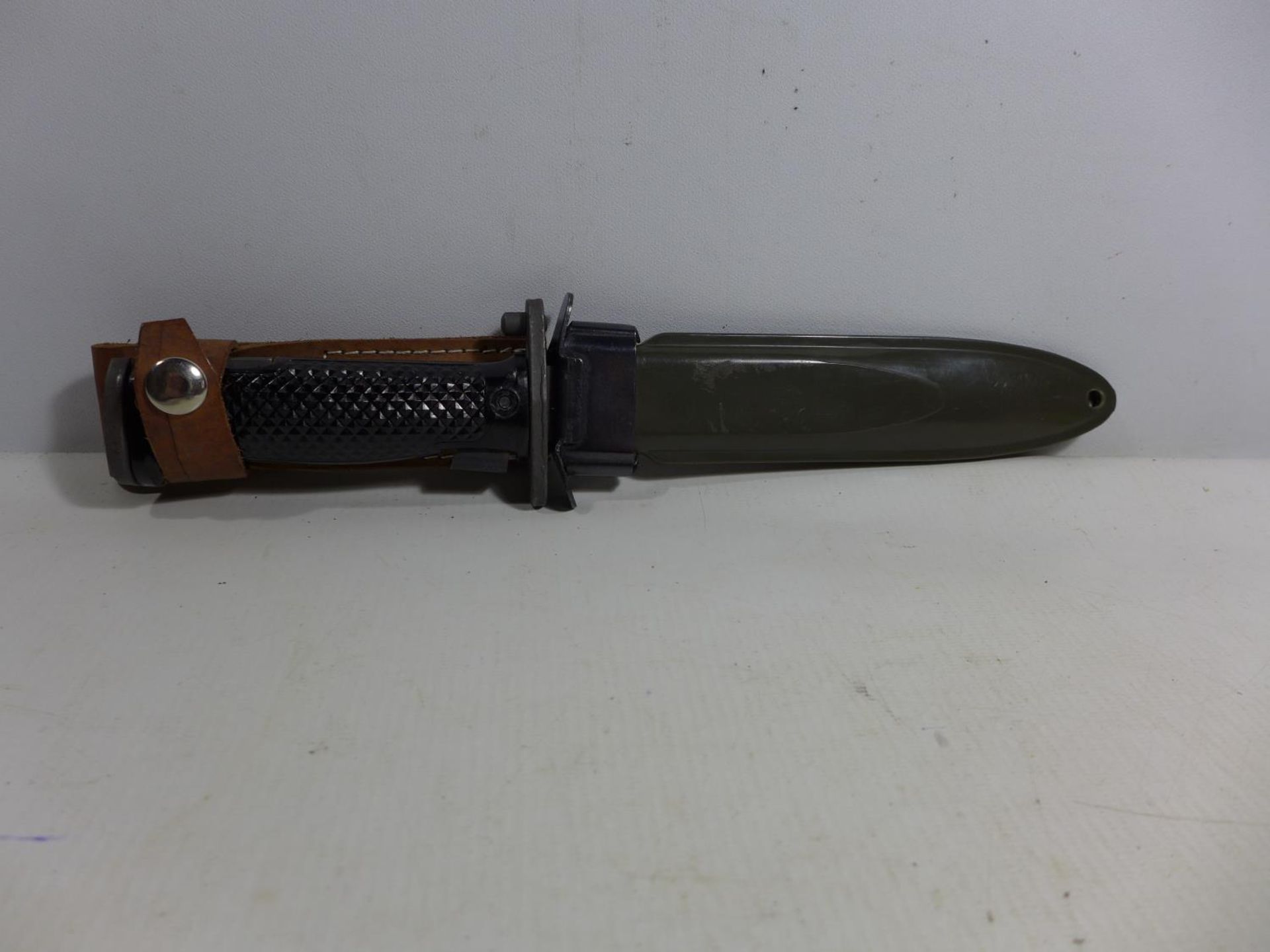 A U.S.M5 BAYONET AND SCABBARD, 17CM BLADE, LENGTH 32CM - Image 4 of 4