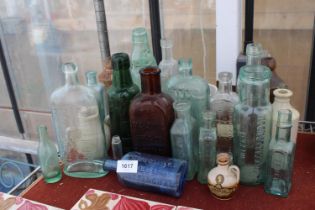 AN ASSORTMENT OF VINTAGE GLASS MEDICINE BOTTLES TO INCLUDE SOME BEARING NAMES