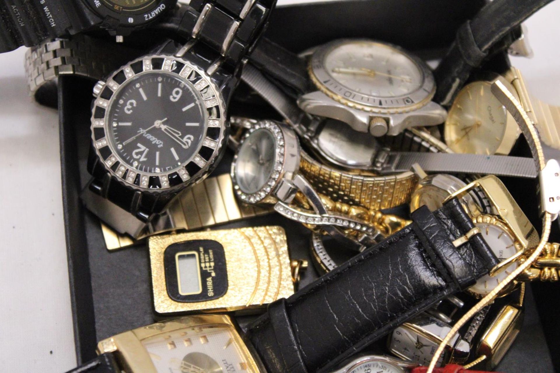 A MIXED LOT OF VINTAGE MECHANICAL AND QUARTZ WATCHES - Bild 6 aus 6