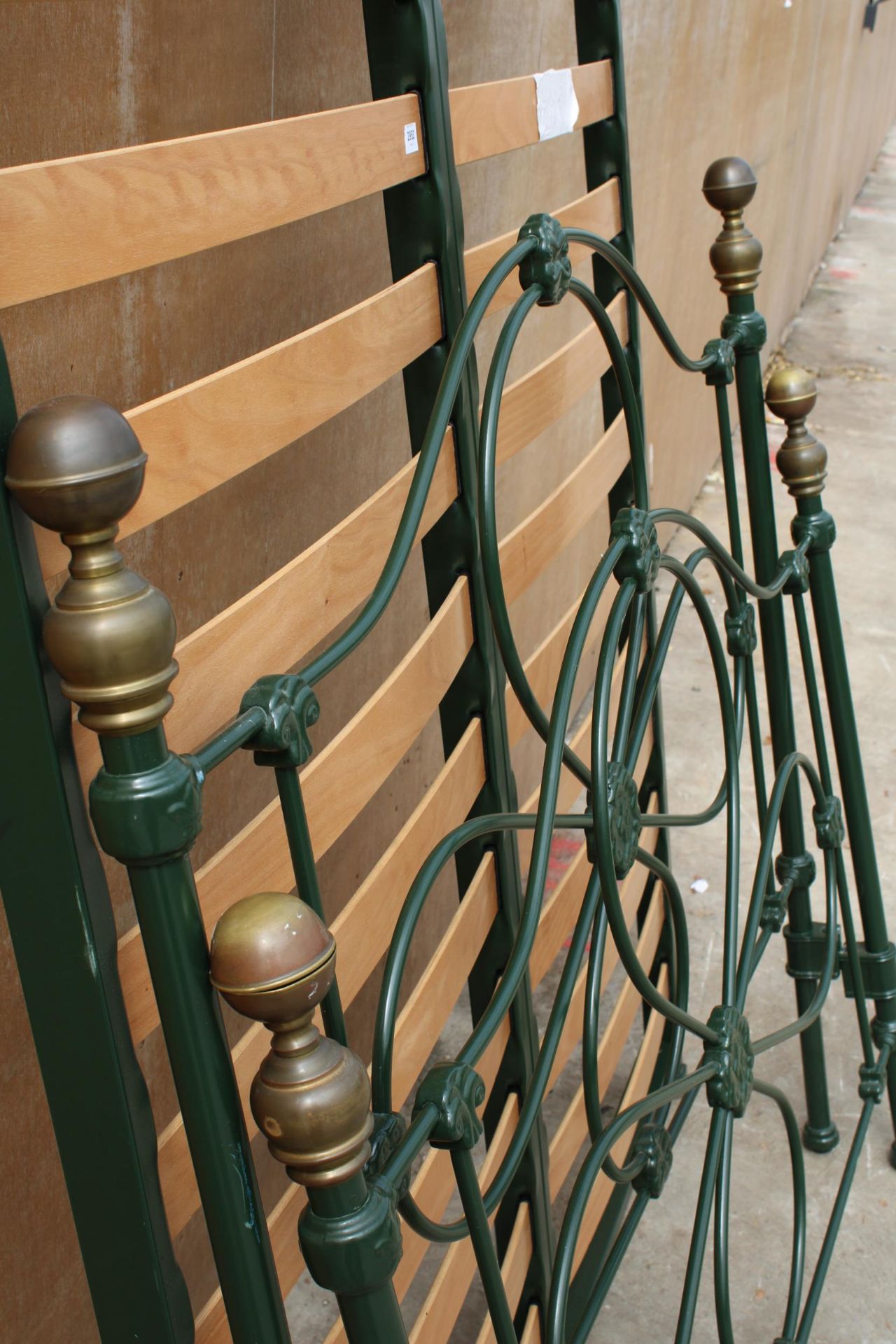 A VICTORIAN STYLE BRASS AND IRON 4' 6" BEDSTEAD - Image 3 of 4