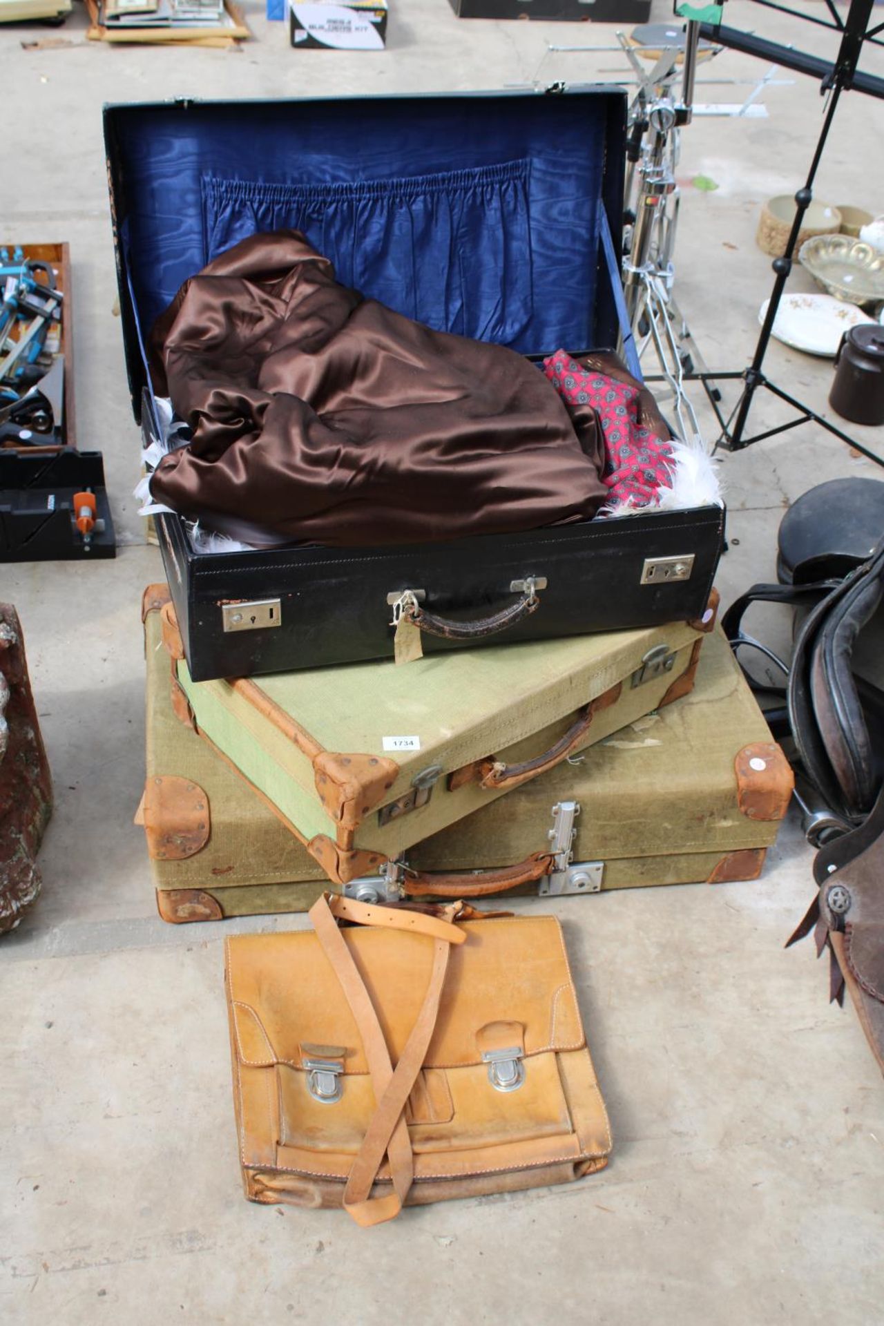 AN ASSORTMENT OF VINTAGE TRAVEL CASES AND CLOTHES ETC
