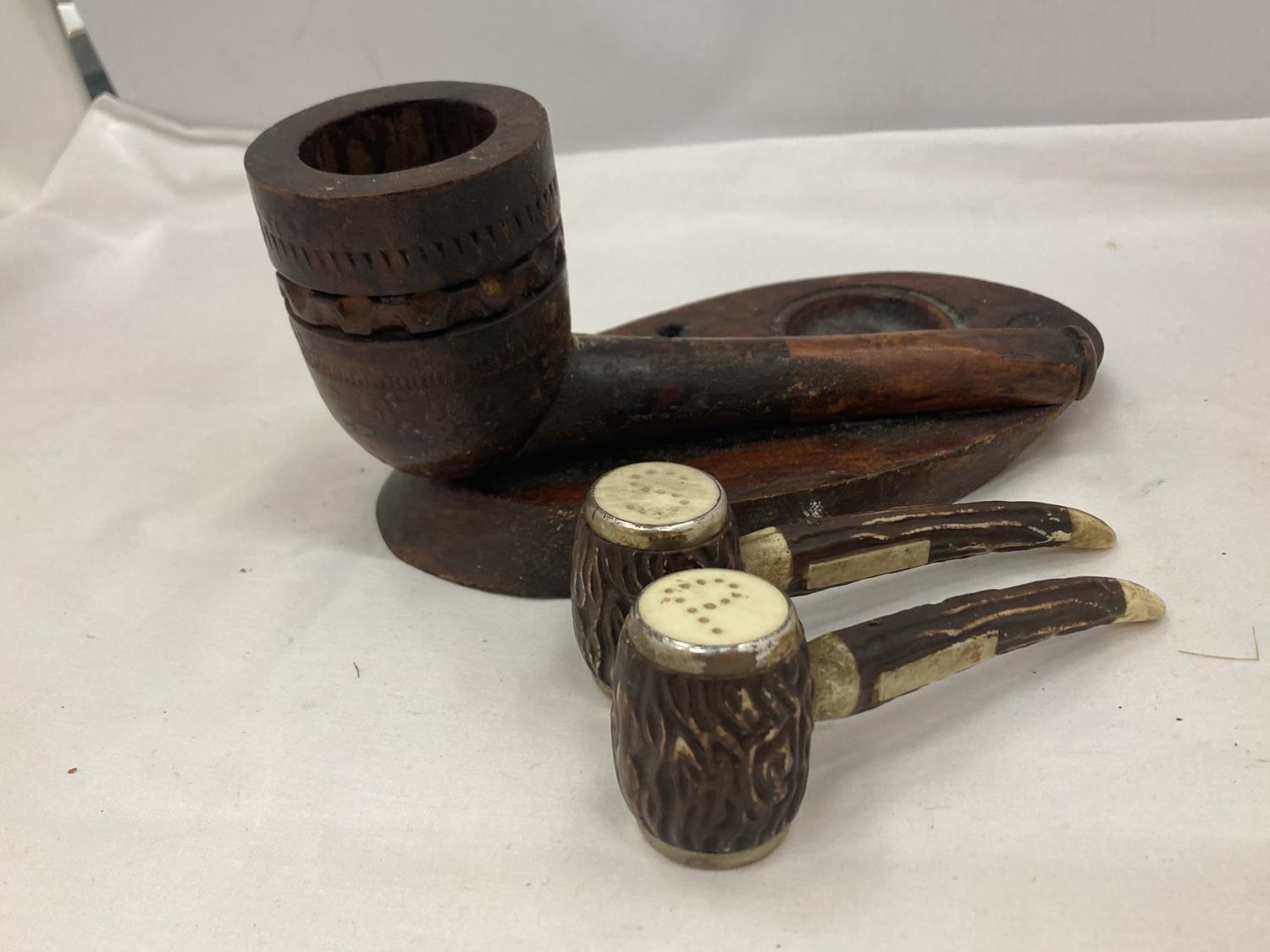 A CARVED PIPE STAND AND A CRUET SET OF SALT AND PEPPER PIPES - Image 2 of 3