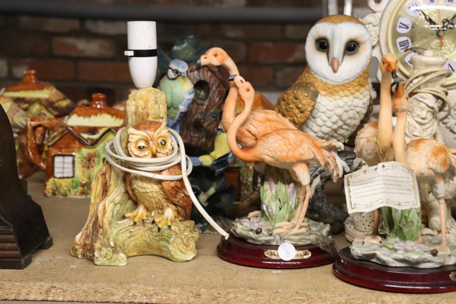 A QUANTITY OF LARGE RESIN FIGURES TO INCLUDE AN OWL LAMP, FLAMINGOES, A CHEETAH, CLOCK, ETC - Image 2 of 5