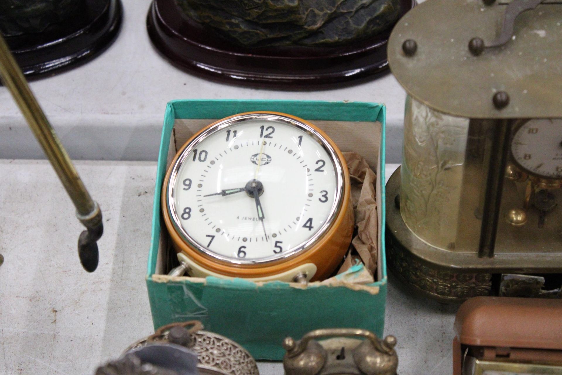 A QUANTITY OF VINTAGE CLOCKS - Bild 5 aus 5