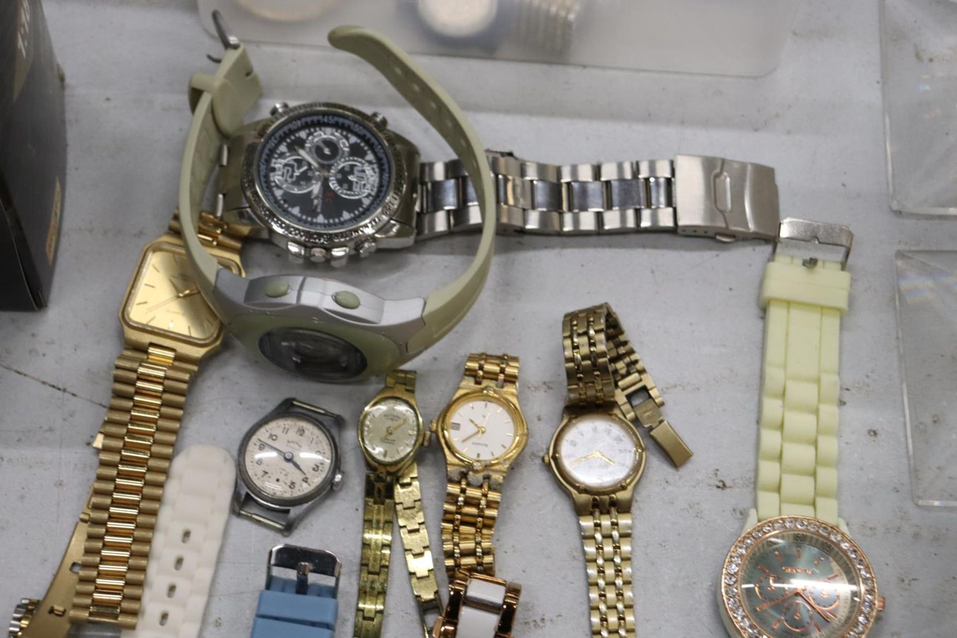 A COLLECTION OF APPROXIMATELY THIRTY WRISTWATCHES - Image 4 of 5