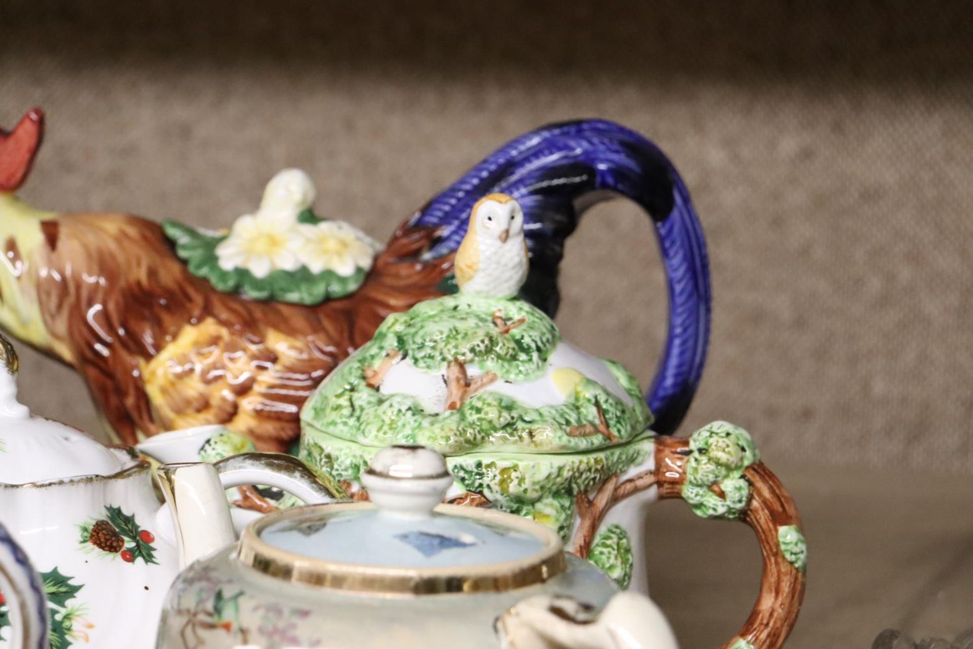 ACOLLECTION OF EIGHT TEAPOTS TO INCLUDE NOVELTY - Image 5 of 8
