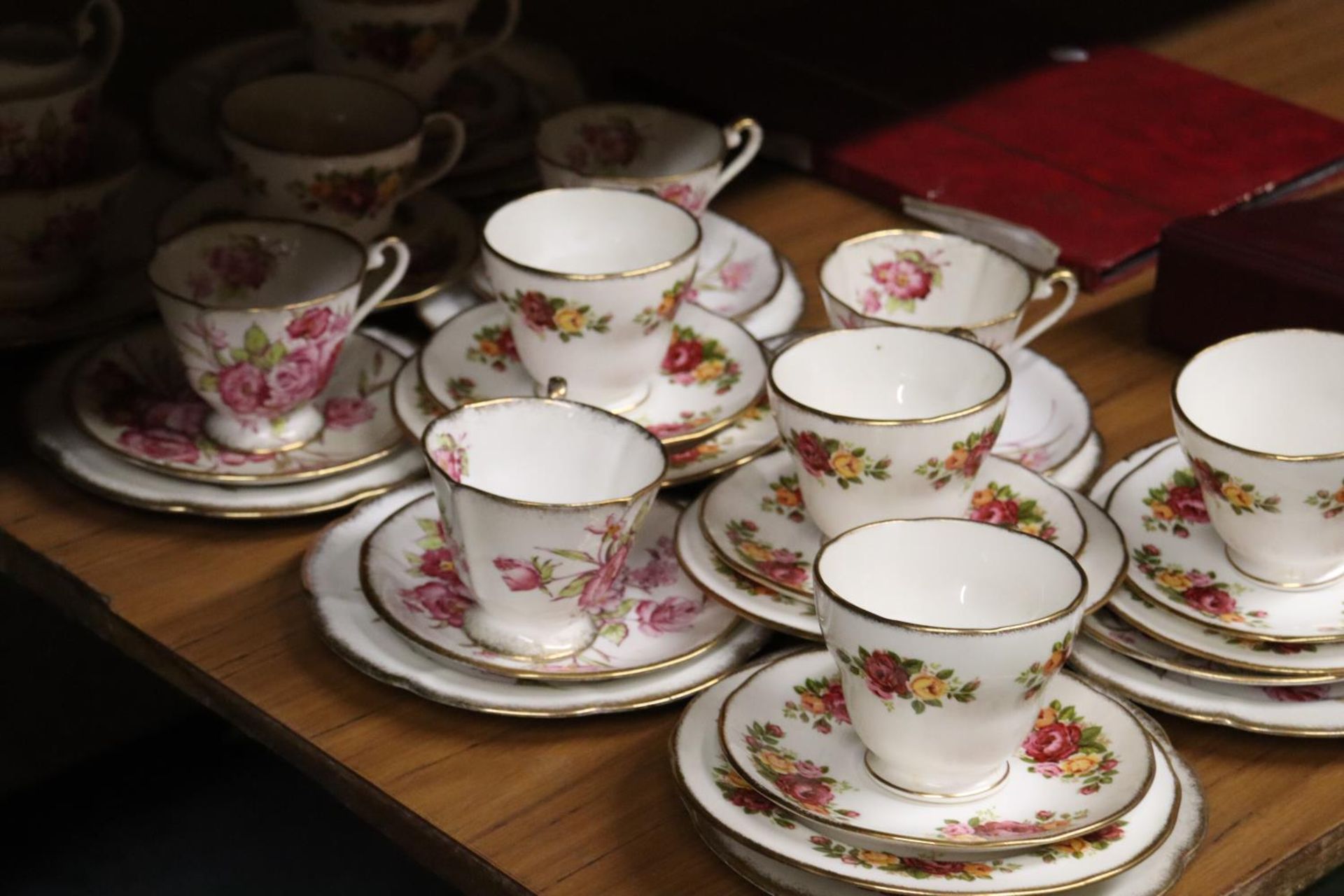 A COLLECTION OF VINTAGE CHINA TRIOS TO INCLUDE FENTON AND ROSLYN, PLUS CAKE PLATES, A CREAM JUG - Image 5 of 5
