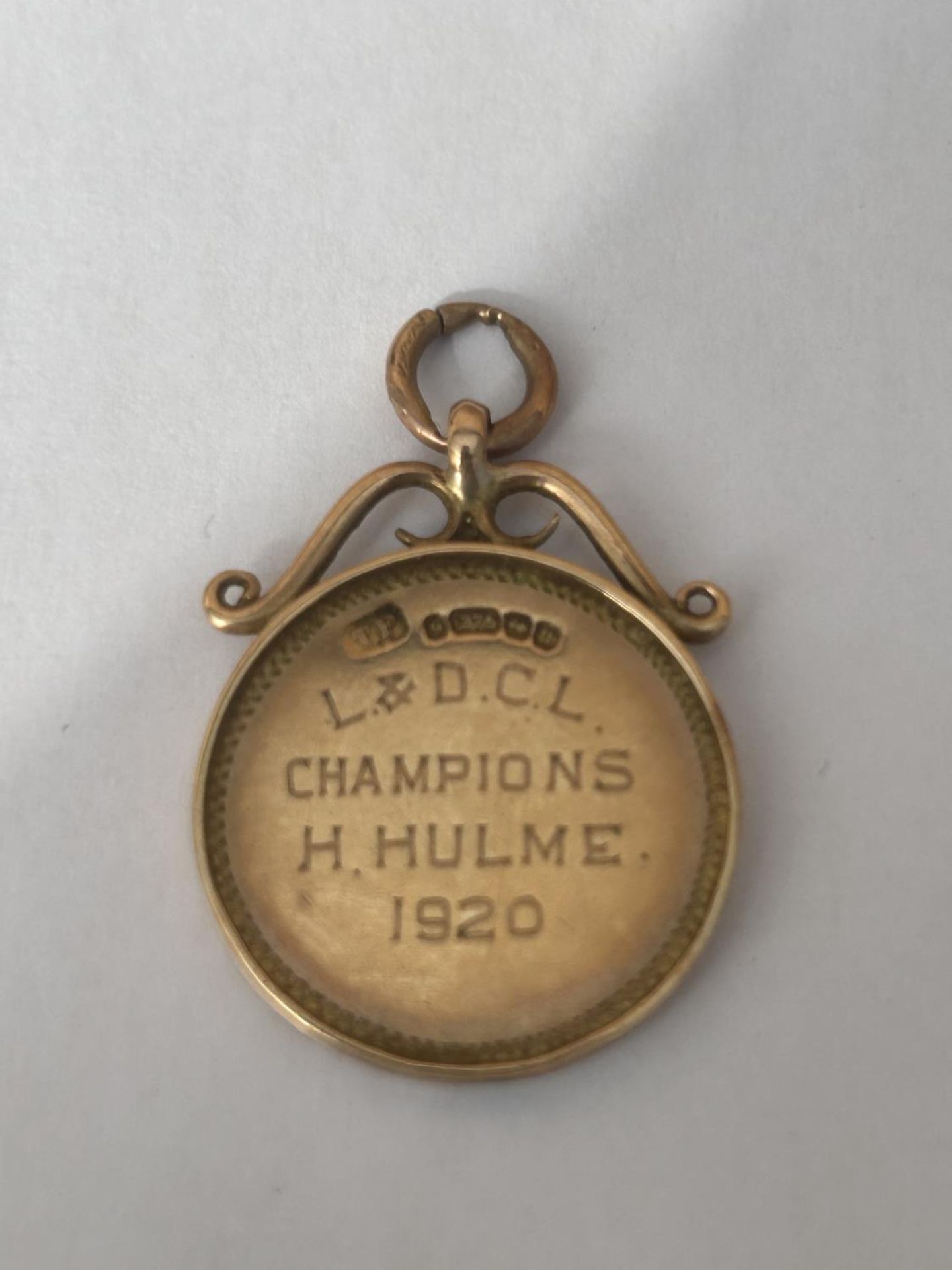 A HALLMARKED 9CT GOLD BIRMINGHAM SPORTING FOB INSCRIBED "L & D.C.L CHAMPIONS H.HULME 1920" MAKERS - Image 3 of 4