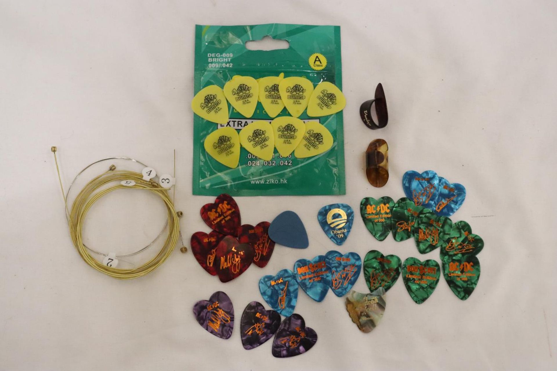 A QUANTITY OF ELECTRIC GUITAR STRINGS AND PLECTRUMS