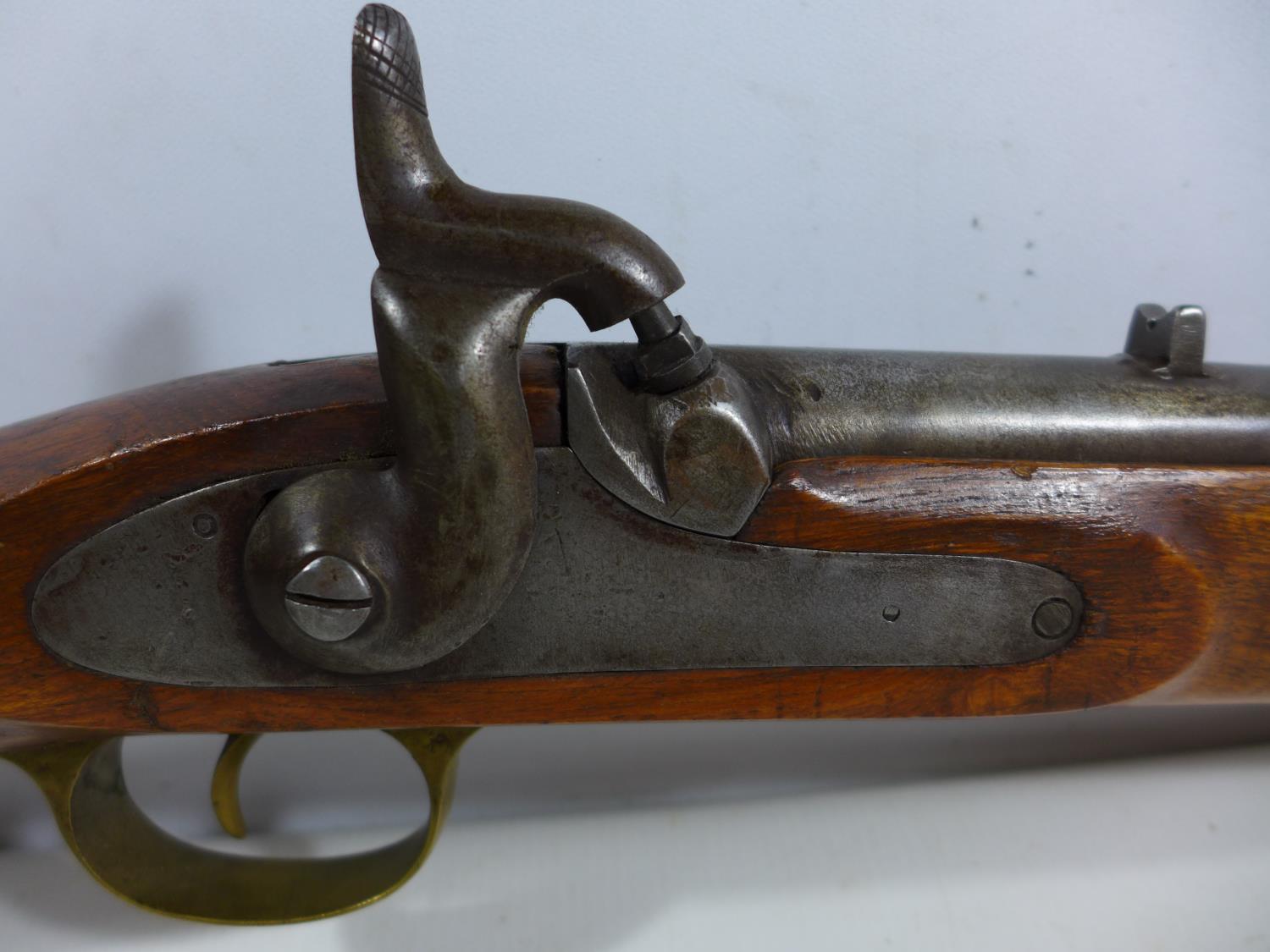 A PERCUSSION CAP TWO BAND CARBINE MUSKET, 56CM BARREL, LENGTH 96CM - Image 2 of 8