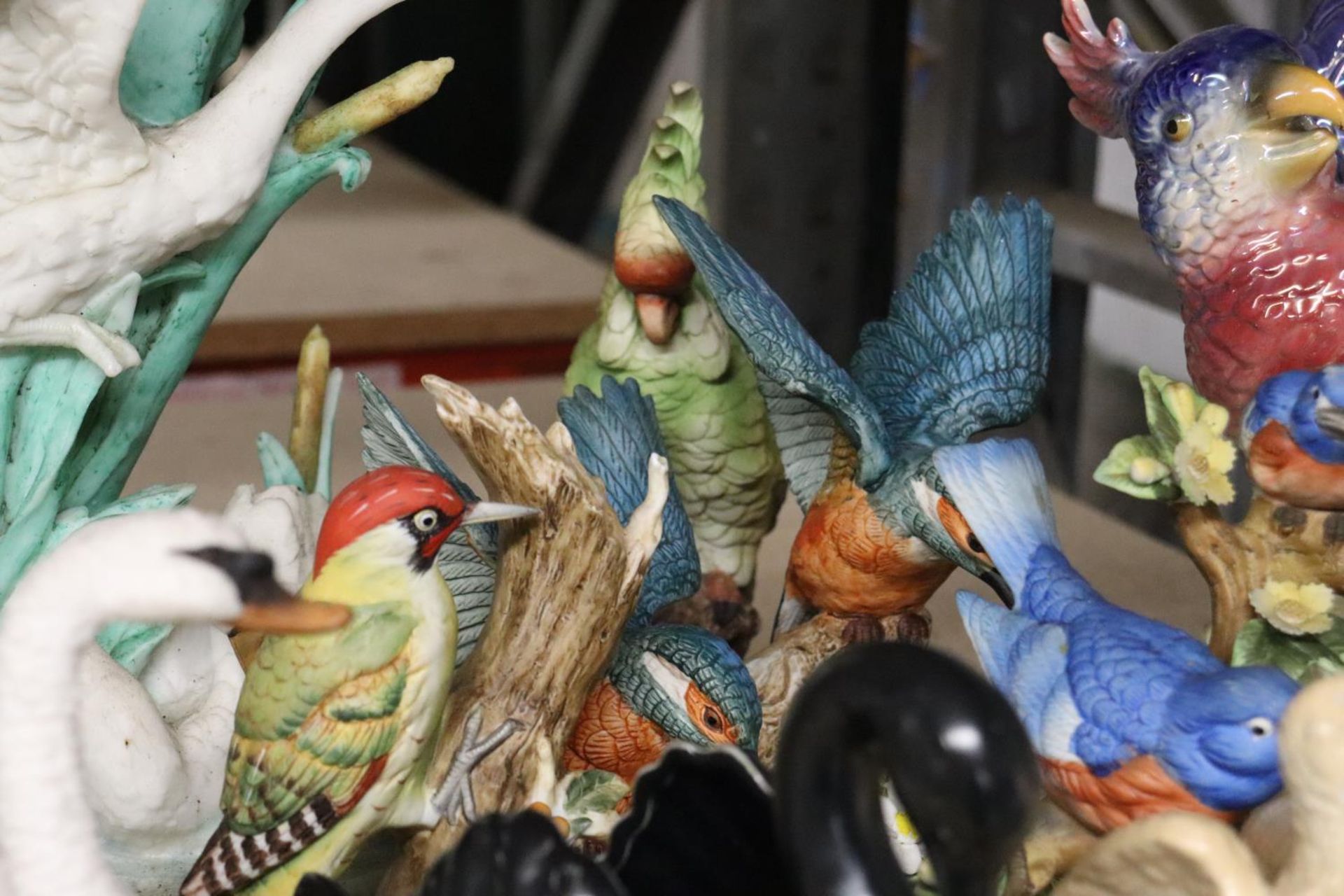 A COLLECTION OF BIRD FIGURINES TO INCLUDE SWANS, A PARROT, WOODPECKER, ETC - Image 6 of 6