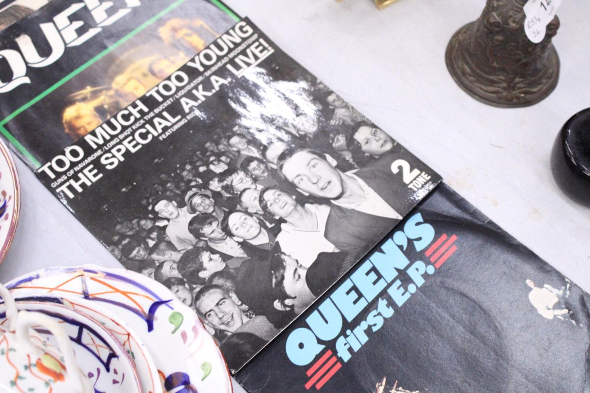 FIVE VINYL RECORDS TO INCLUDE QUEEN, THE BEATLES AND THE SPECIALS, ETC - Image 5 of 5