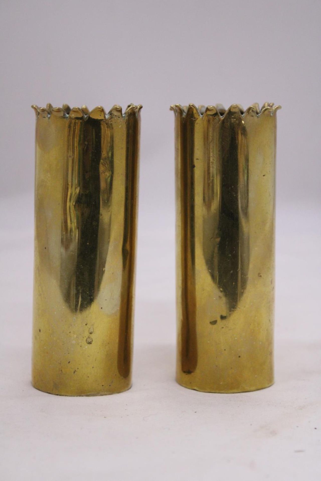 A PAIR OF BRASS, WORLD WAR 1, TRENCH ART VASES, HEIGHT 12CM