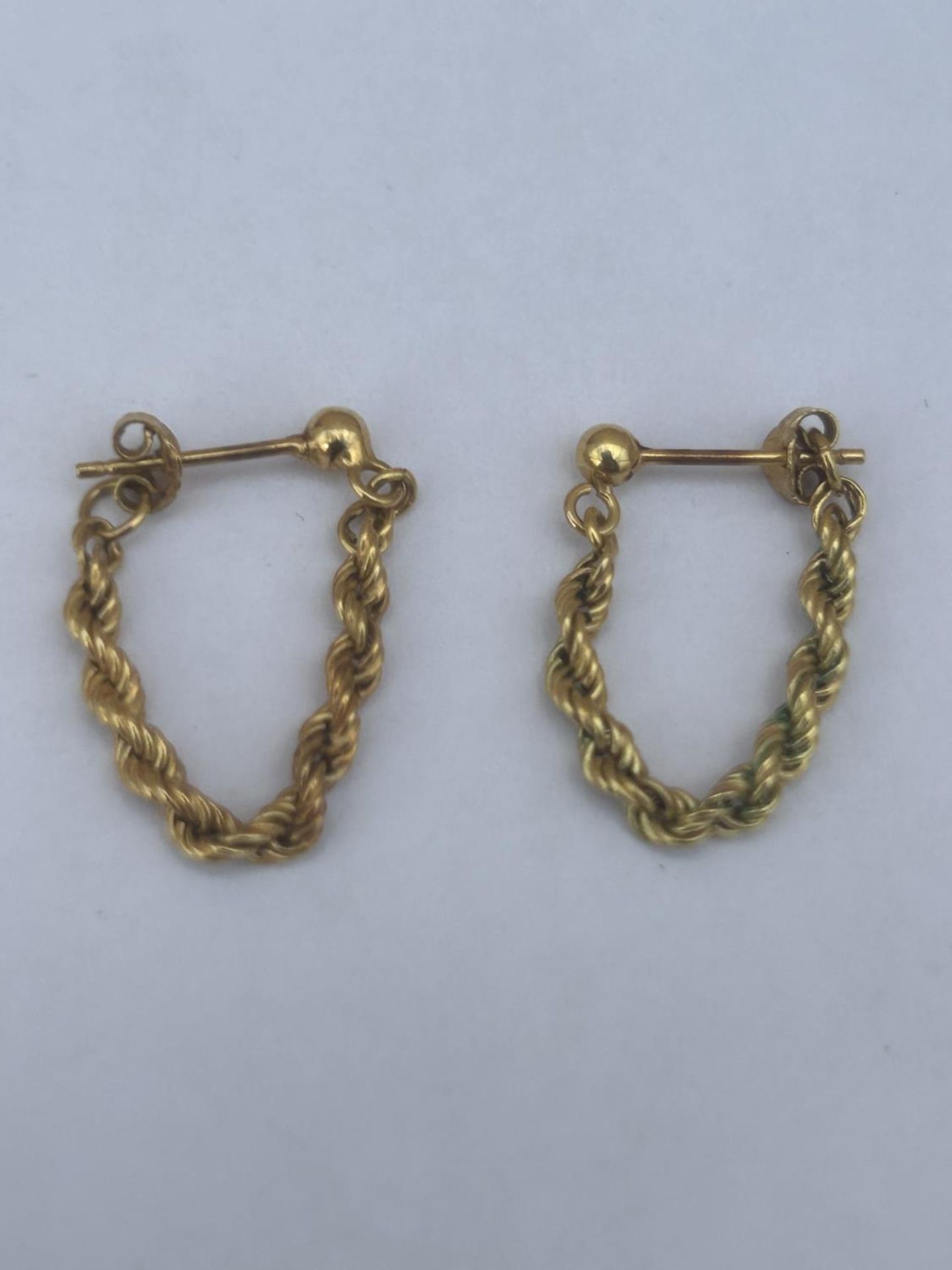 A PAIR OF 9CT GOLD ROPE TWIST EARRINGS, WEIGHT 1.1 G