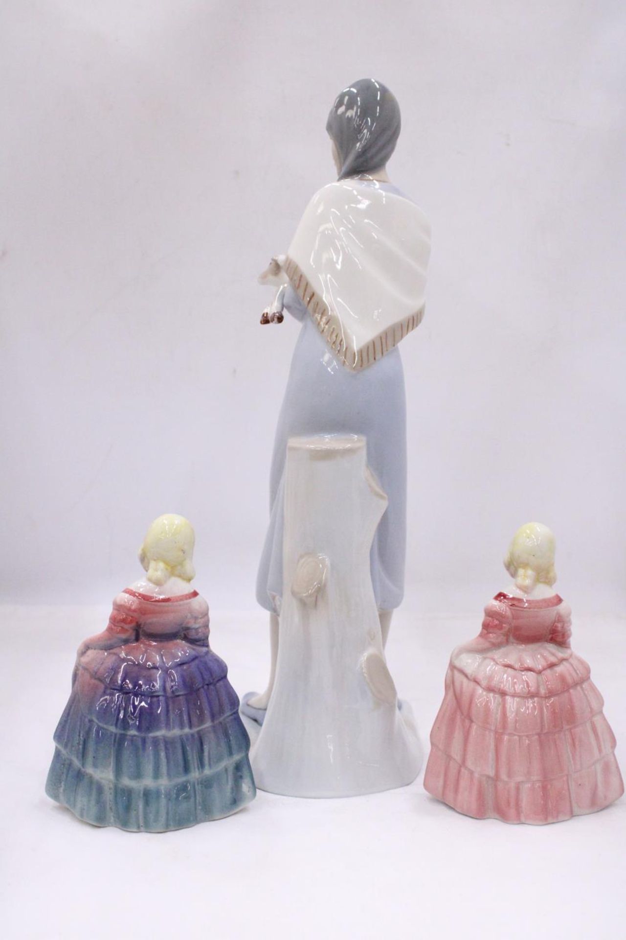 A LLADRO STYLE LADY FIGURE HOLDING A LAMB 38CM TALL, PLUS TWO ROYAL DOULTON STYLE FIGURES - Image 4 of 5