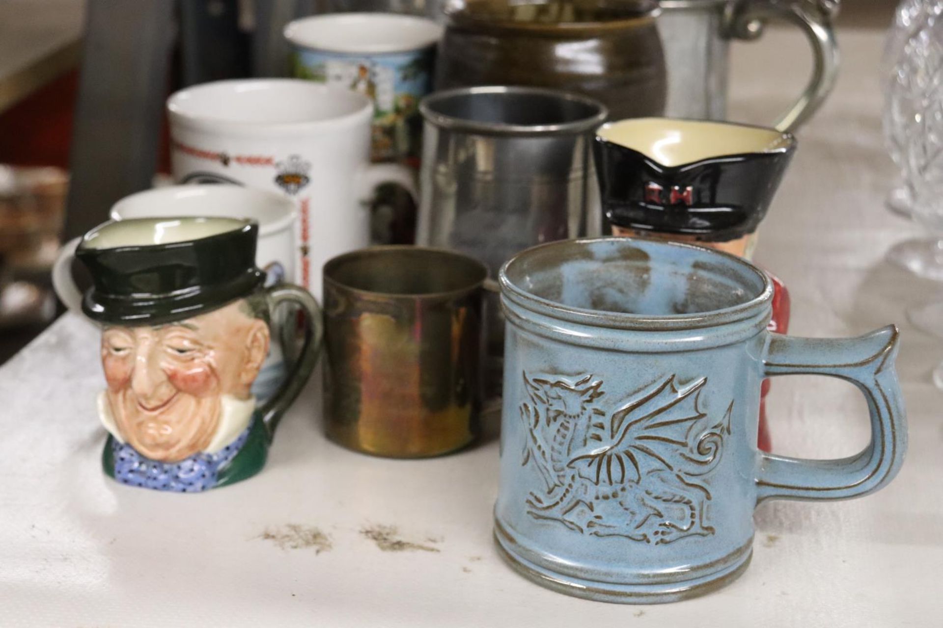 A QUANTITY OF ITEMS TO INCLUDE TANKARDS, TOBY JUGS, MUGS, STUDIO POTTERY, ETC - Image 4 of 6