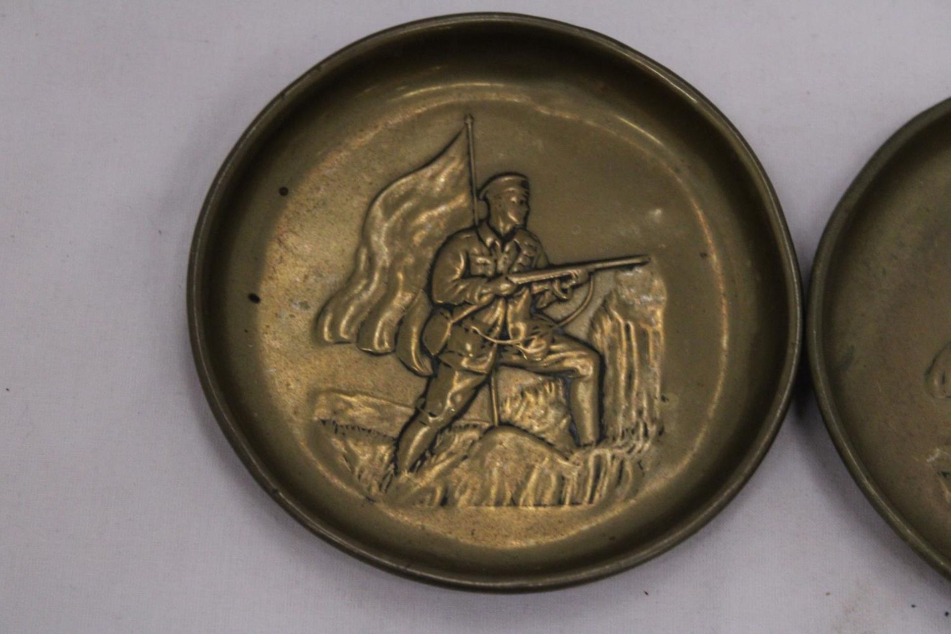 TWO VINTAGE BRASS TRAYS DEPICTING RUSSIAN BOLSHEVIK SOLDIERS, DIAMETER 12.5CM - Image 2 of 5