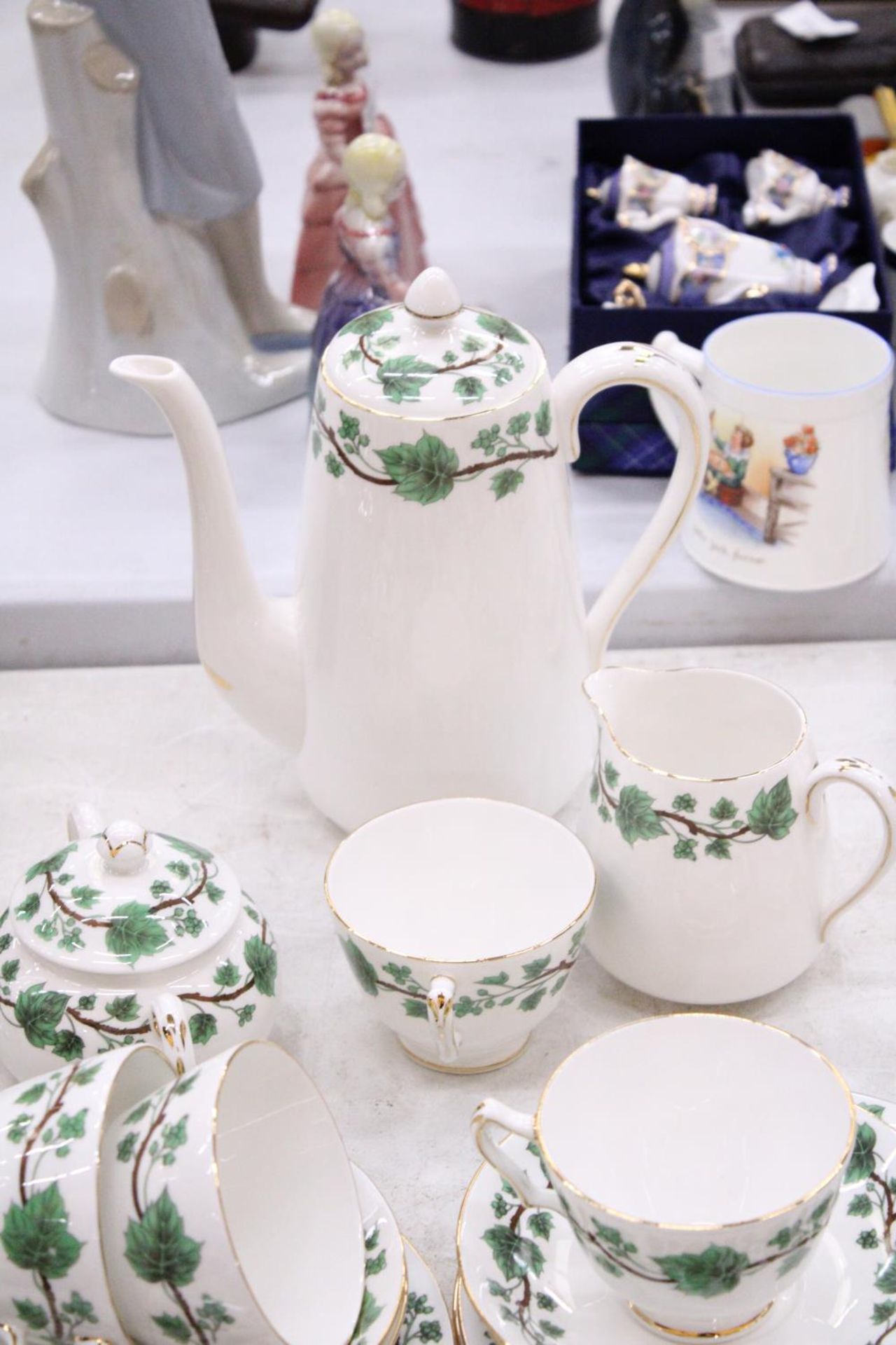 A "CROWN STAFFORDSHIRE" - GREEN IVY TEASET SET TO INCLUDE CUPS, SAUCERS, JUG AND SUGAR BOWL WITH A - Image 2 of 5