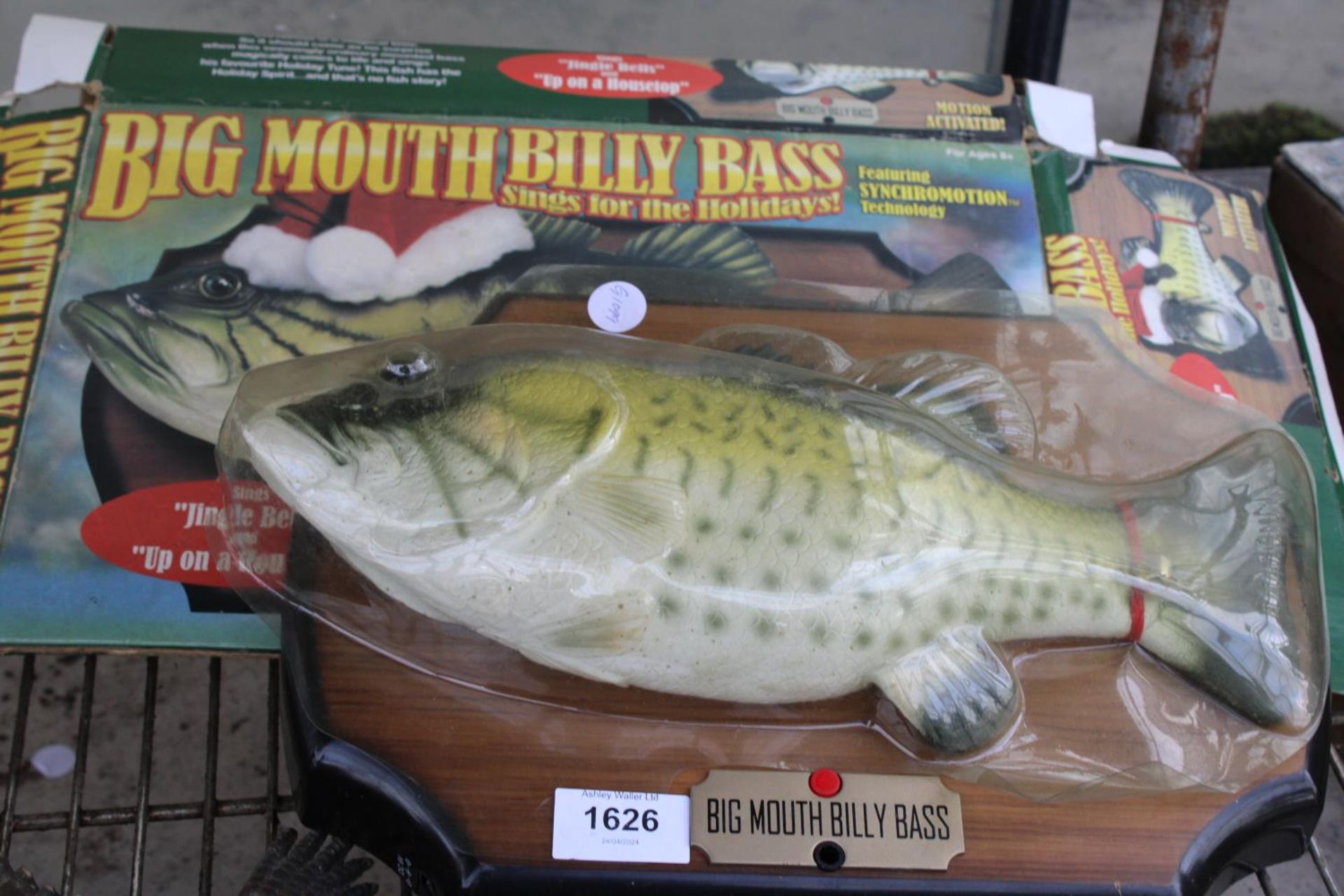 A LARGE PLASTIC ALIGATOR AND AN ELECTRIC BIG MOUTH BILLY BASS - Bild 2 aus 3