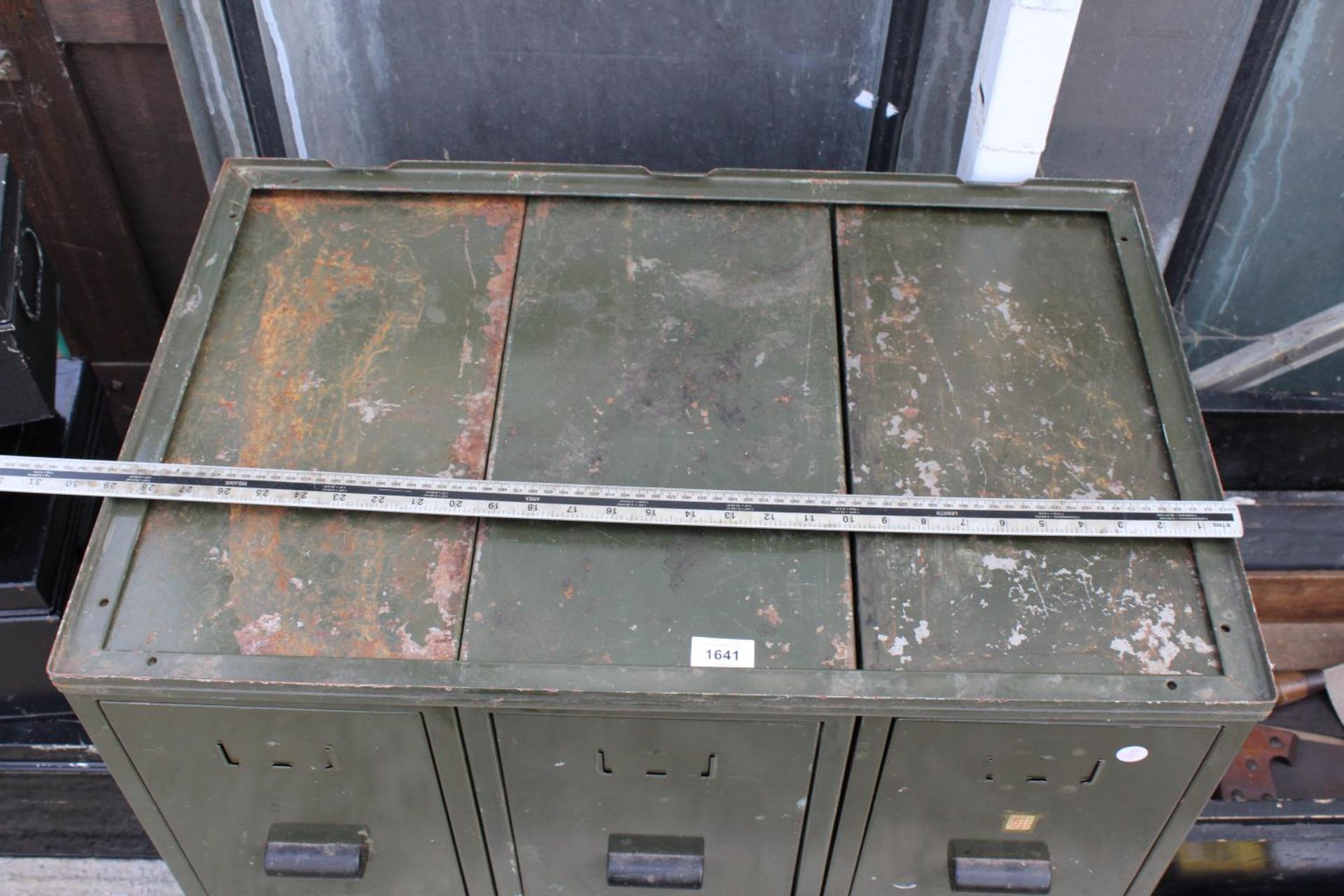 A GREEN METAL SECTIONAL FILING CHEST WITH SIX SECTIONS AND FRAME - Image 4 of 5
