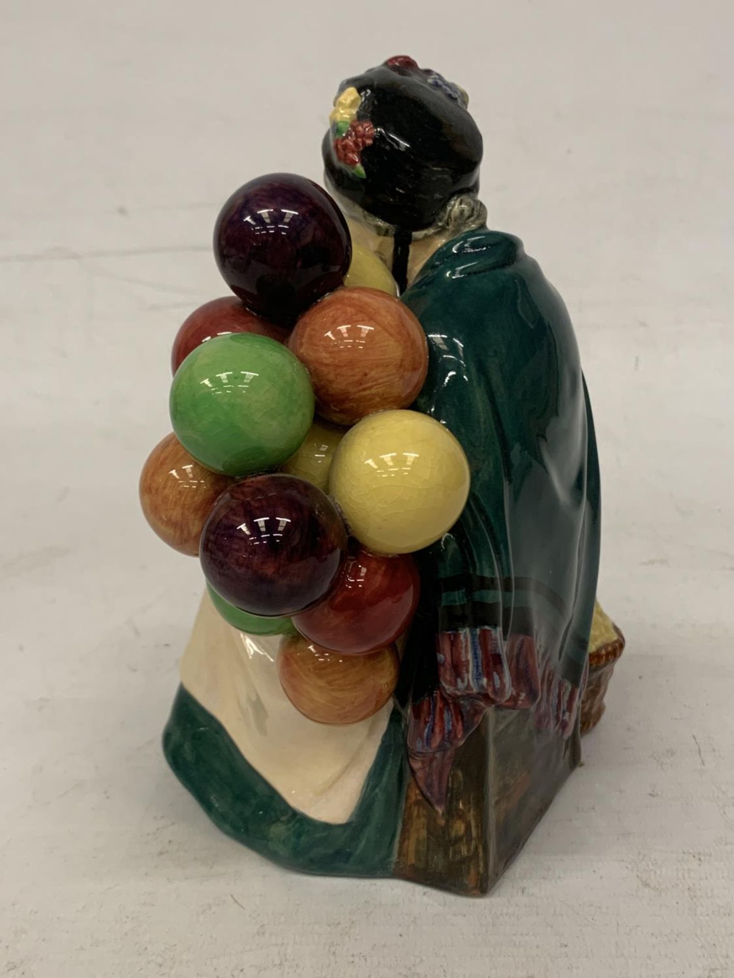 A ROYAL DOULTON FIGURE "THE OLD BALLOON SELLER" HN 1315 - Bild 3 aus 4