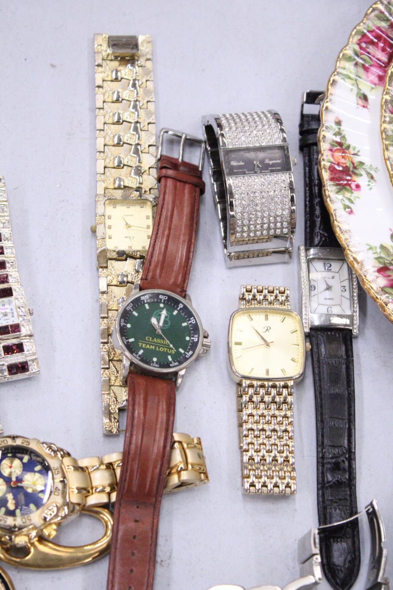A QUANTITY OF THIRTEEN WRISTWATCHES - Image 3 of 5
