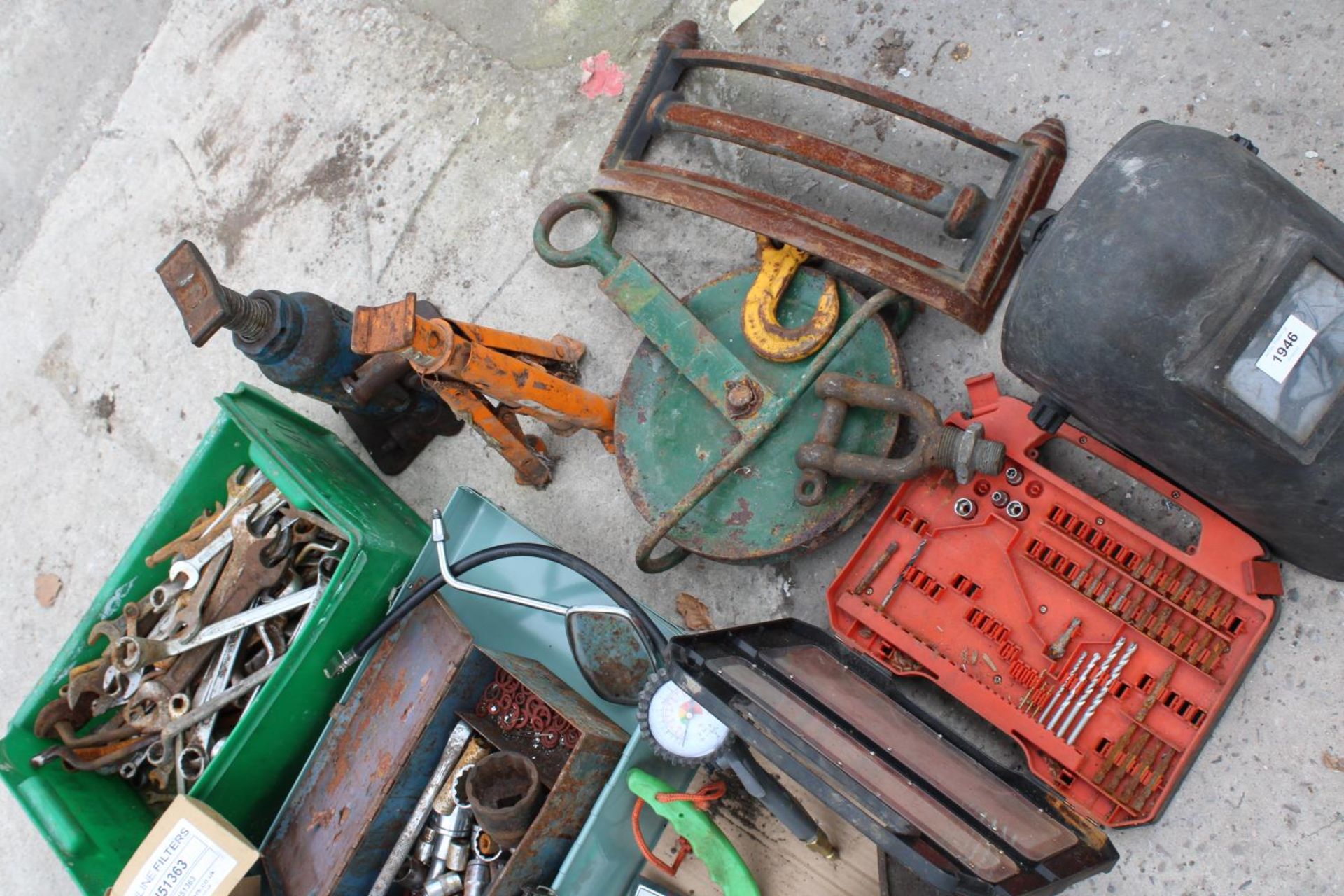 AN ASSORTMENT OF TOOLS TO INCLUDE SPANNERS, A WELDING MASK AND A PULLEY WHEEL ETC - Image 2 of 5