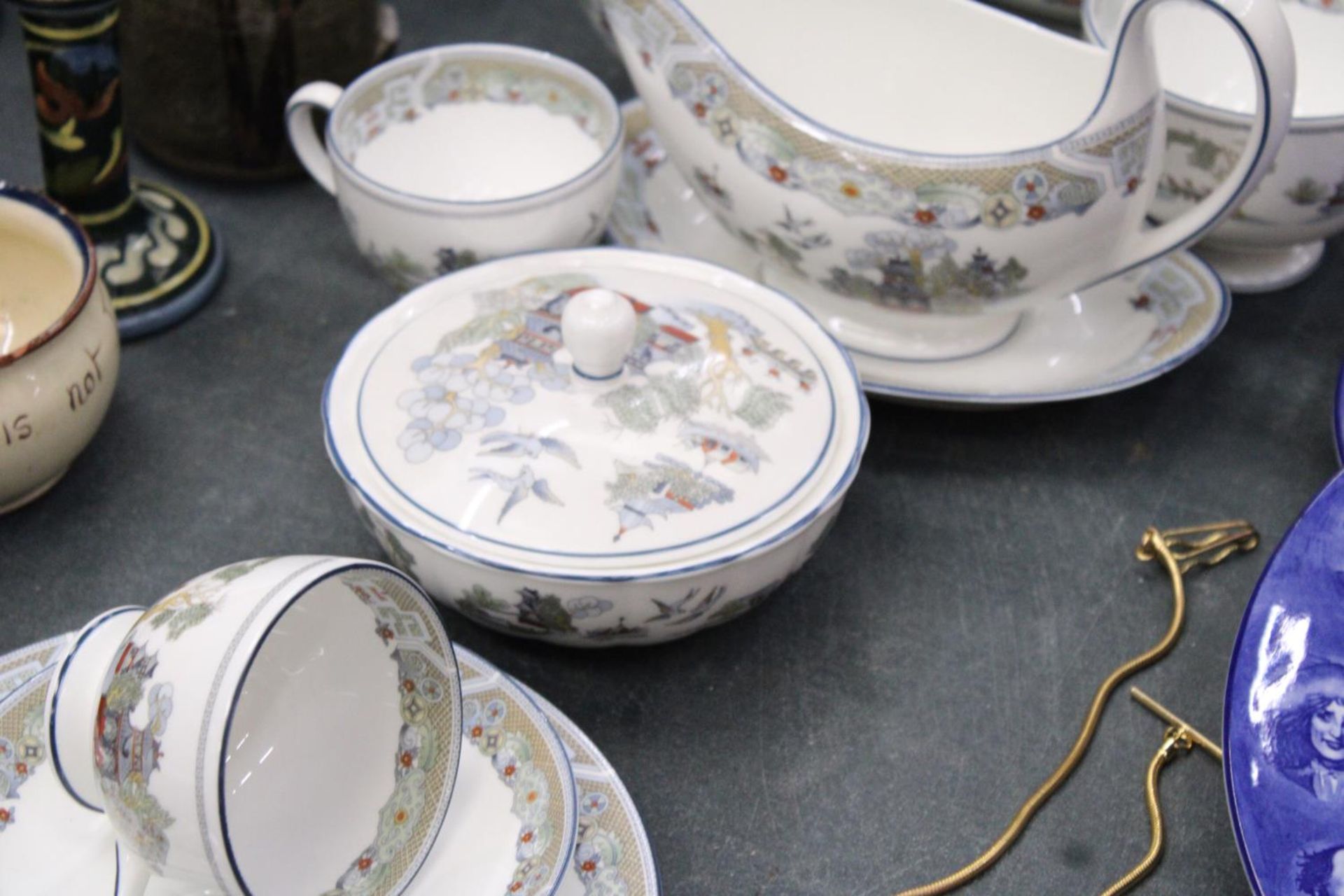 A PART ORIENTAL STYLE WEDGWOOD DINNER SERVICE TO INCLUDE A GRAVY JUG, CUP, PLATES ETC - Bild 5 aus 6
