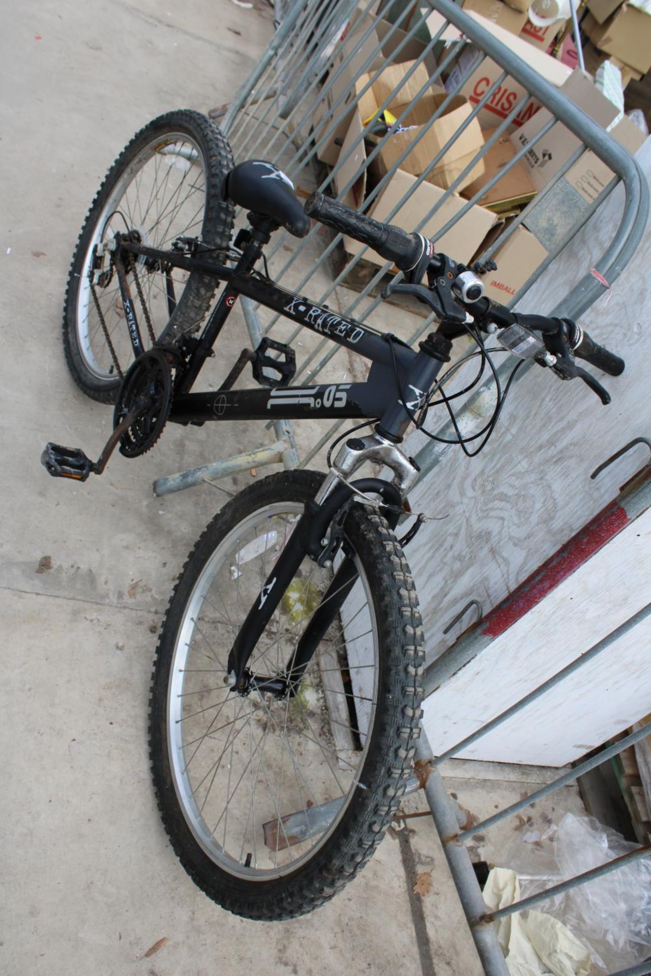 A BOYS MOUNTAIN BIKE WITH FRONT SUSPENSION AND 18 SPEED GEAR SYSTEM - Image 3 of 3