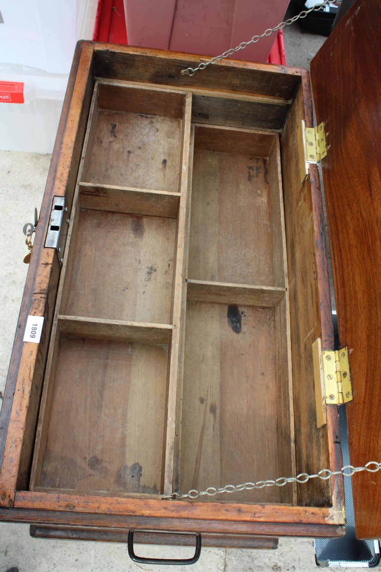 A VINTAGE WOODEN TOOL CHEST WITH FOUR WHEELS TO THE BASE - Image 4 of 4