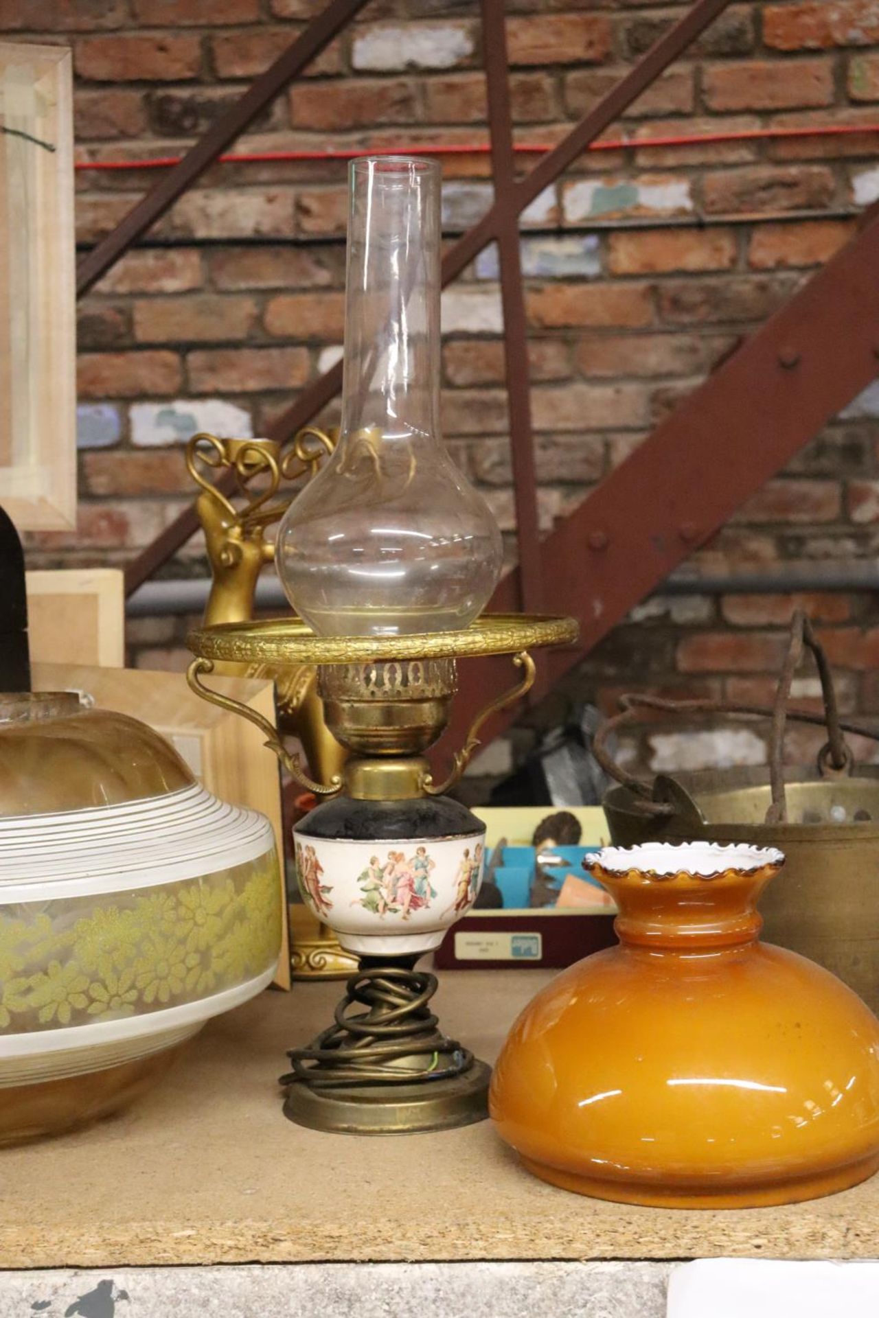 A VINTAGE OIL LAMP CONVERTED TO ELECTRICITY PLUS A LARGE GLASS LIGHT SHADE - Image 2 of 6