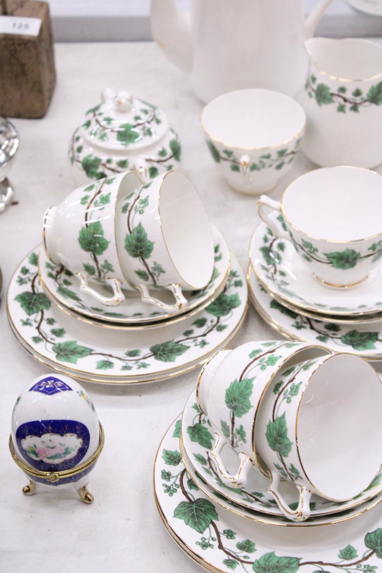 A "CROWN STAFFORDSHIRE" - GREEN IVY TEASET SET TO INCLUDE CUPS, SAUCERS, JUG AND SUGAR BOWL WITH A - Image 3 of 5