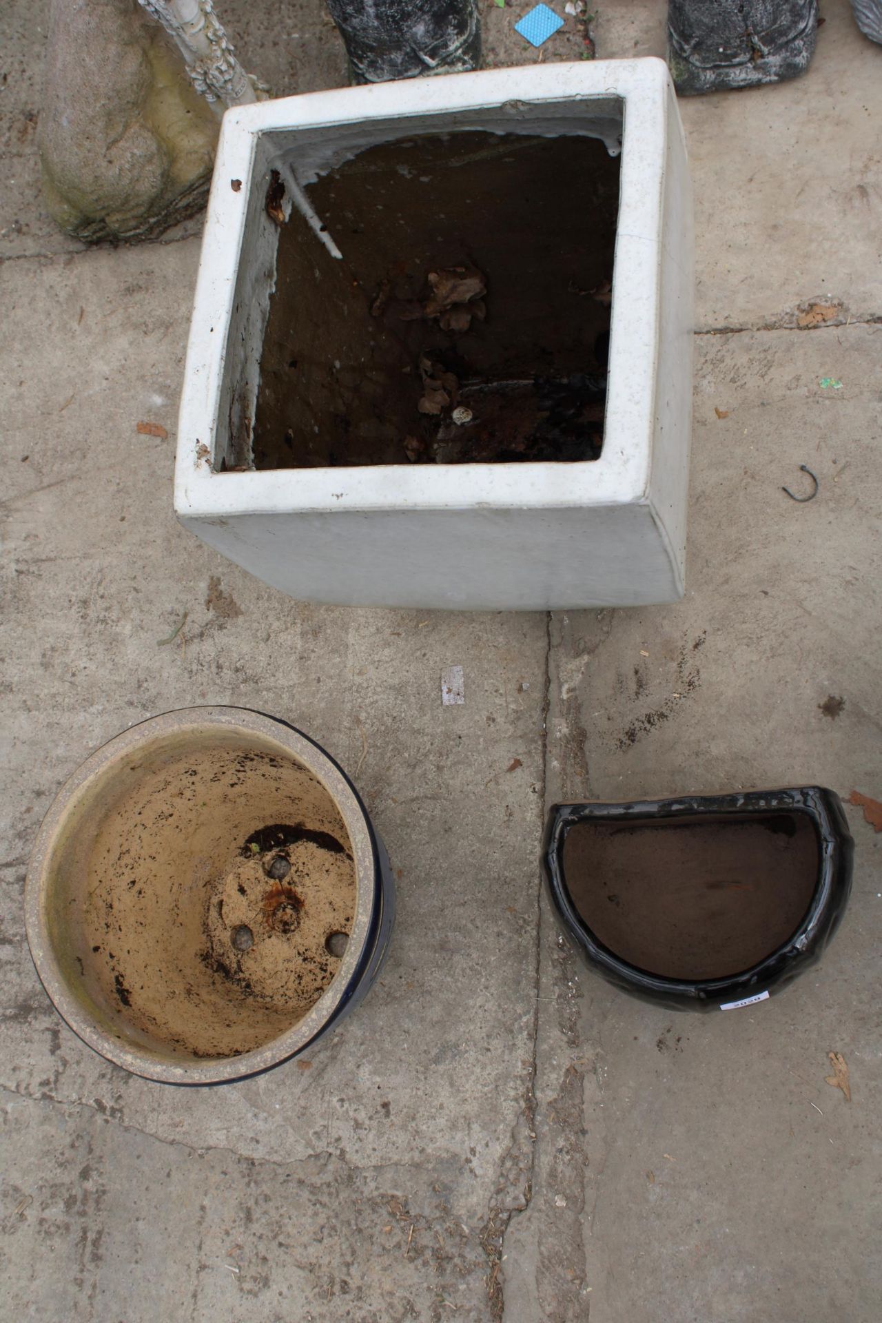 THREE GLAZED GARDEN PLANTERS - Bild 2 aus 2