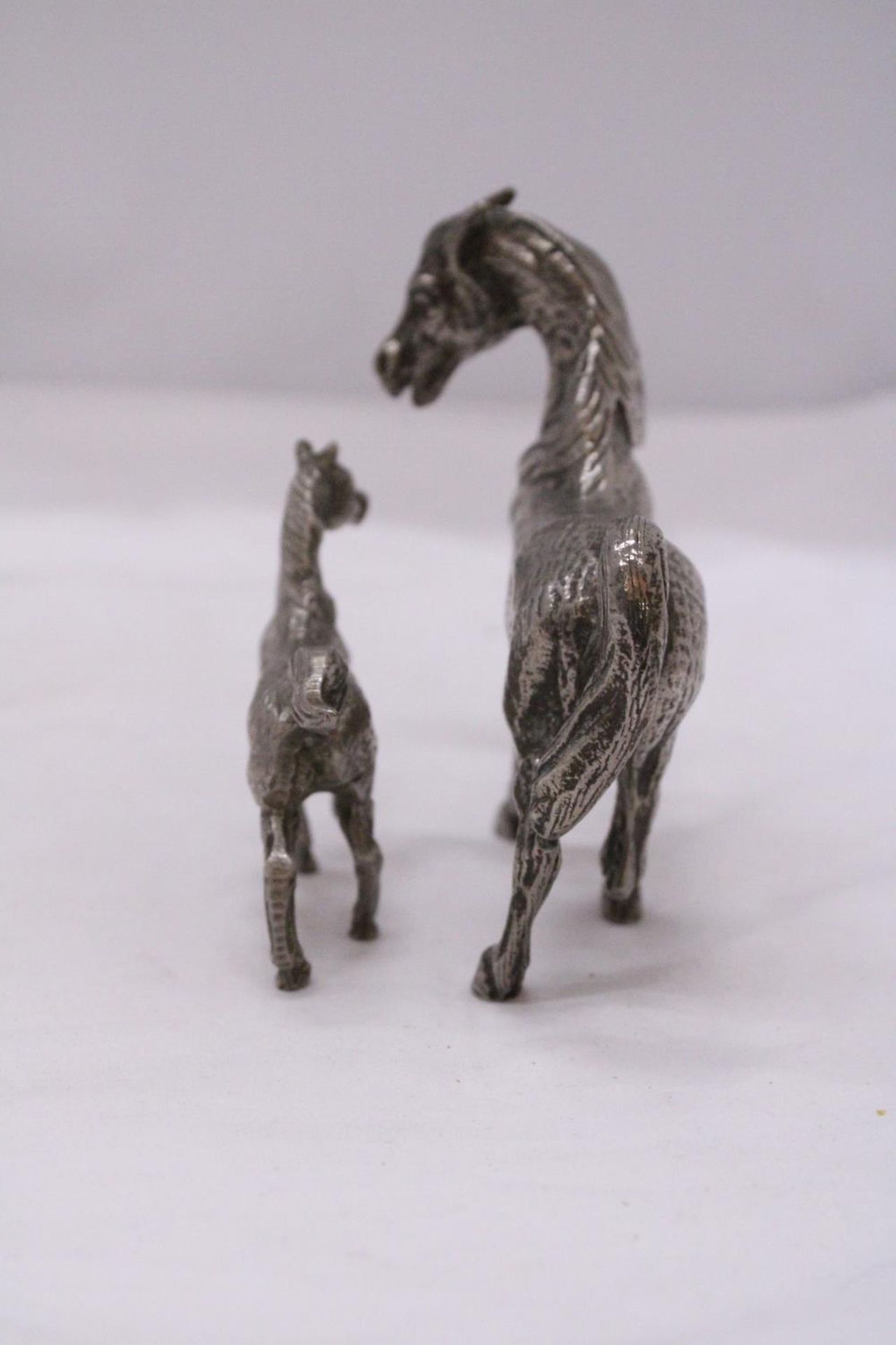 TWO WHITE METAL MODELS OF HORSES - Bild 5 aus 5