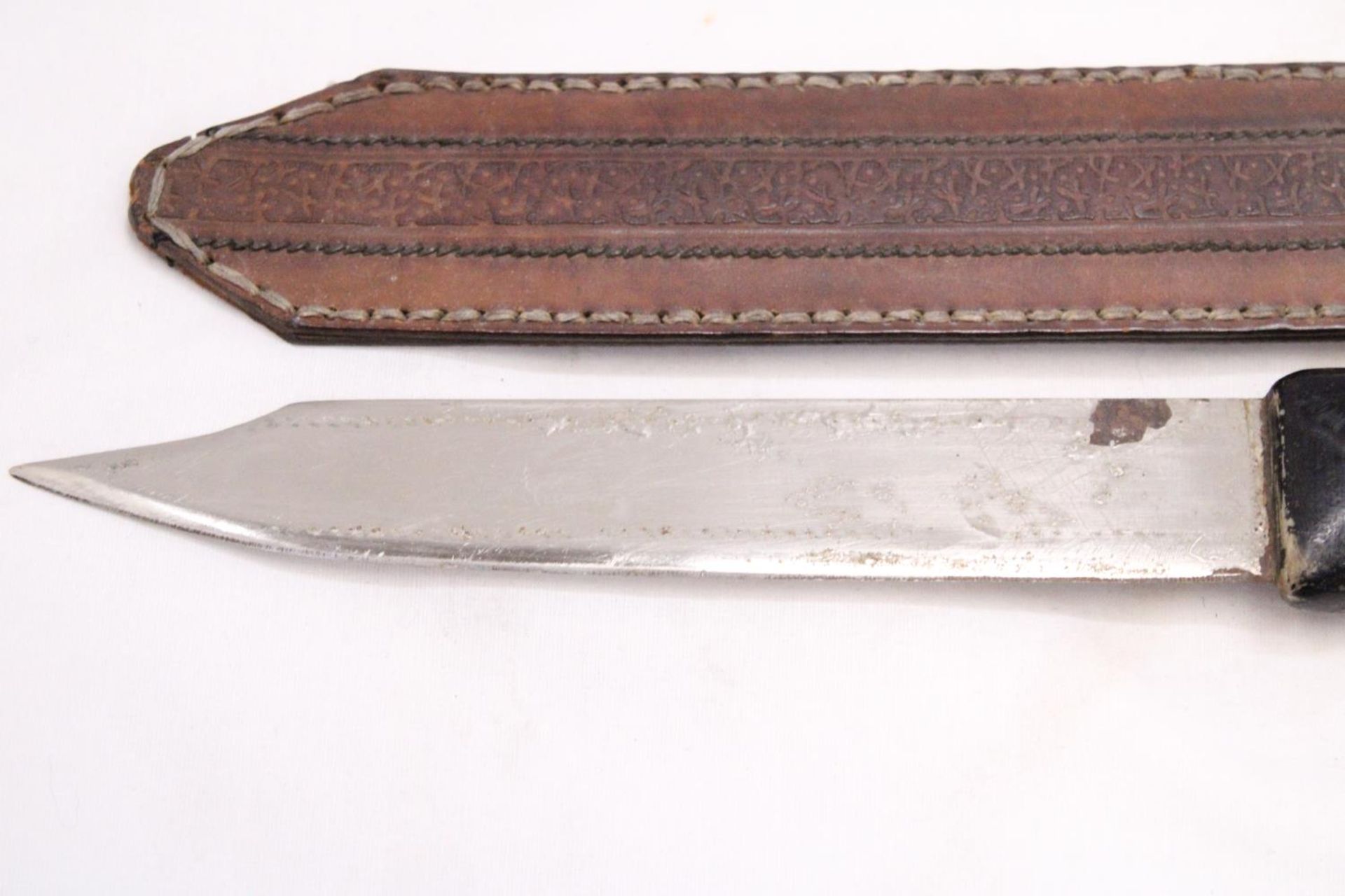 AN OLD KNIFE IN LEATHER SHEATH - Bild 2 aus 4