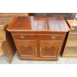 A MODERN HARDWOOD SIDEBOARD/BUFFET CABINET WITH FOLD-OVER TOP, SINGLE DRAWER AND TWO CUPBOARDS,