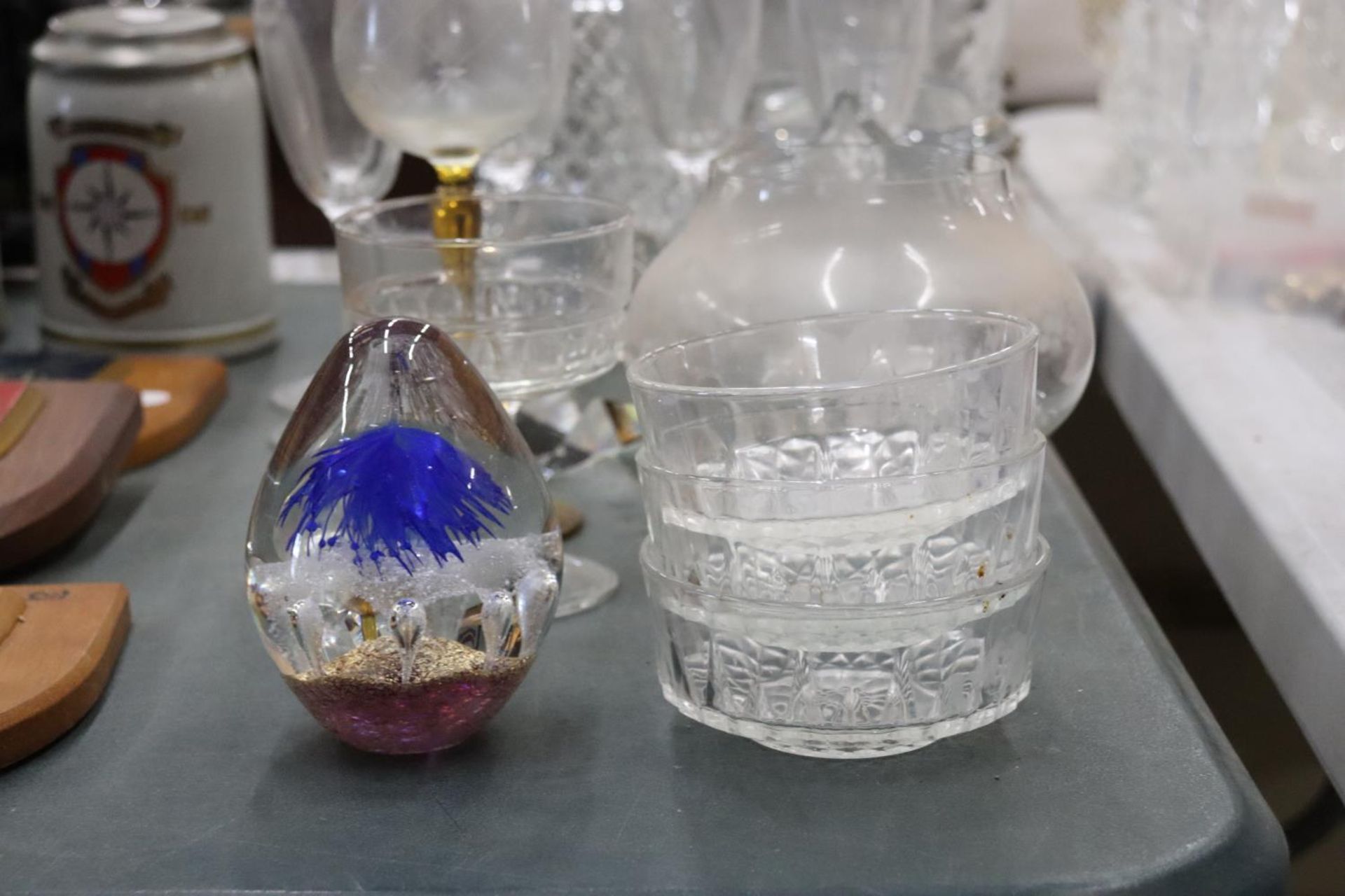 A QUANTITY OF GLASSWARE TO INCLUDE DRINKING GLASSES, PAPERWEIGHT, DECANTER, ETC.,