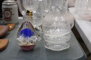 A QUANTITY OF GLASSWARE TO INCLUDE DRINKING GLASSES, PAPERWEIGHT, DECANTER, ETC.,