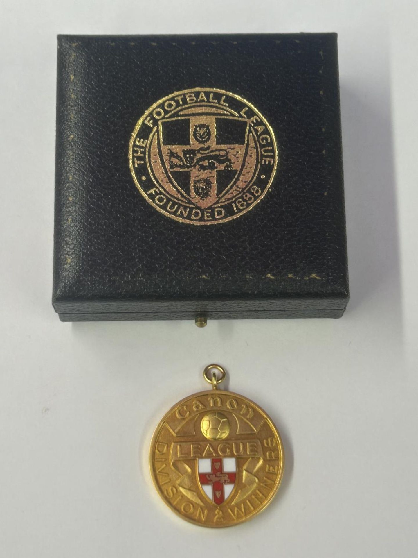 A HALLMARKED 9 CARAT GOLD & ENAMEL FOOTBALL LEAGUE CANON DIVISION 2 LEAGUE WINNERS MEDAL 1984-1985 - Image 5 of 5