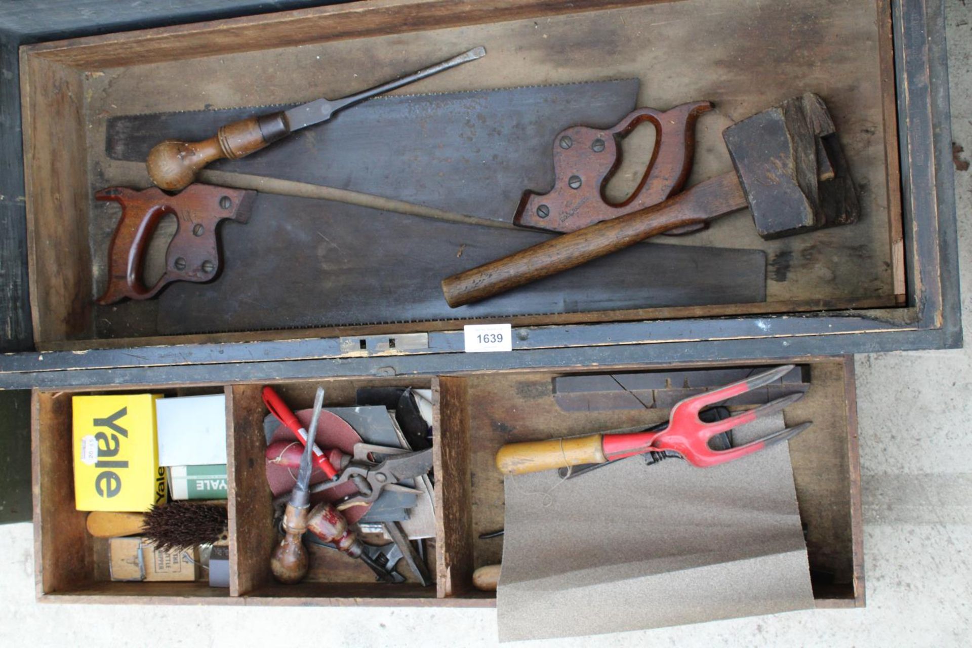 A VINTAGE PINE TOOL CHEST WITH AN ASSORTMENT OF VINTAGE TOOLS TO INCLUDE SCREW DRIVERS, SAWS AND - Image 2 of 6