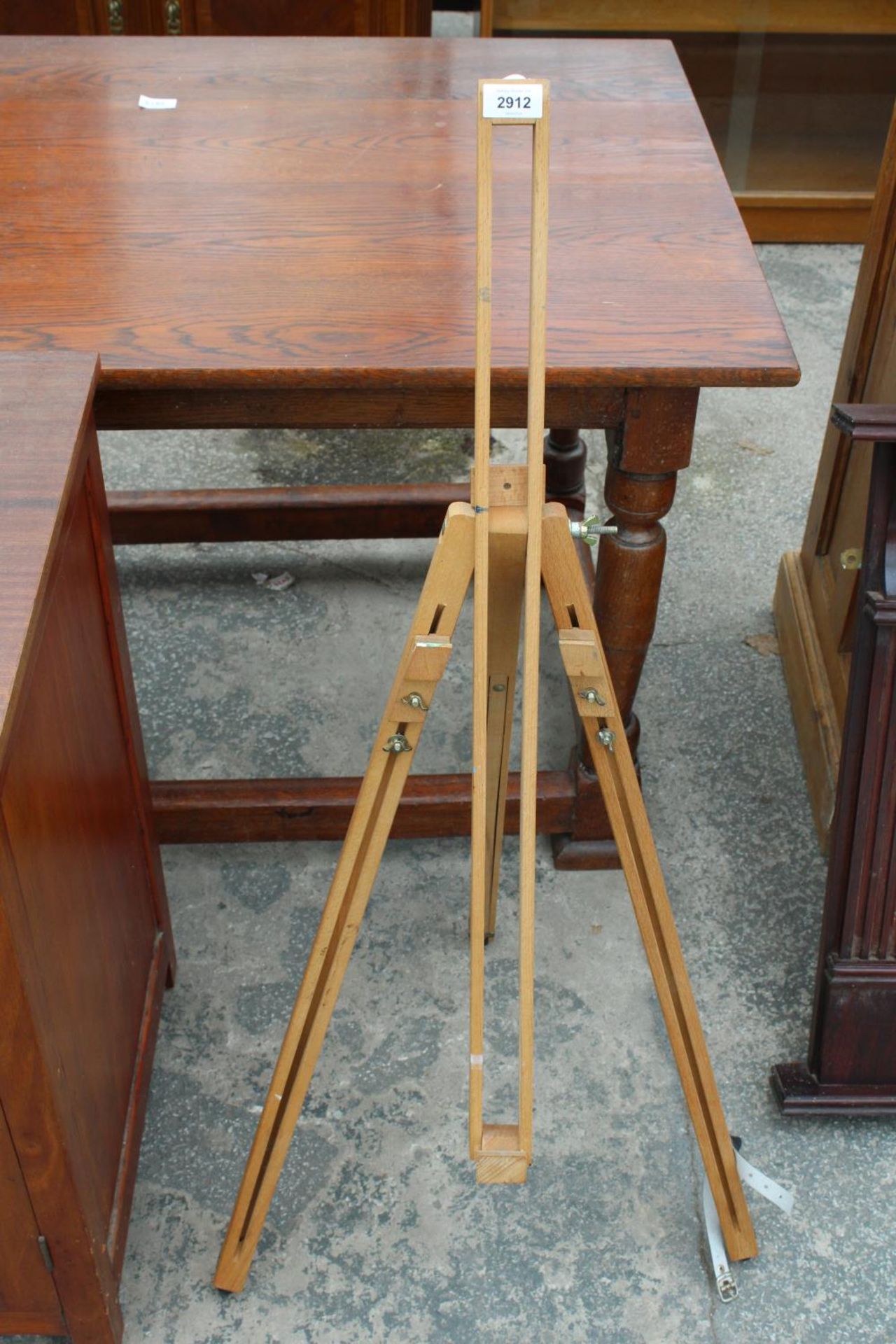 MODERN EASEL