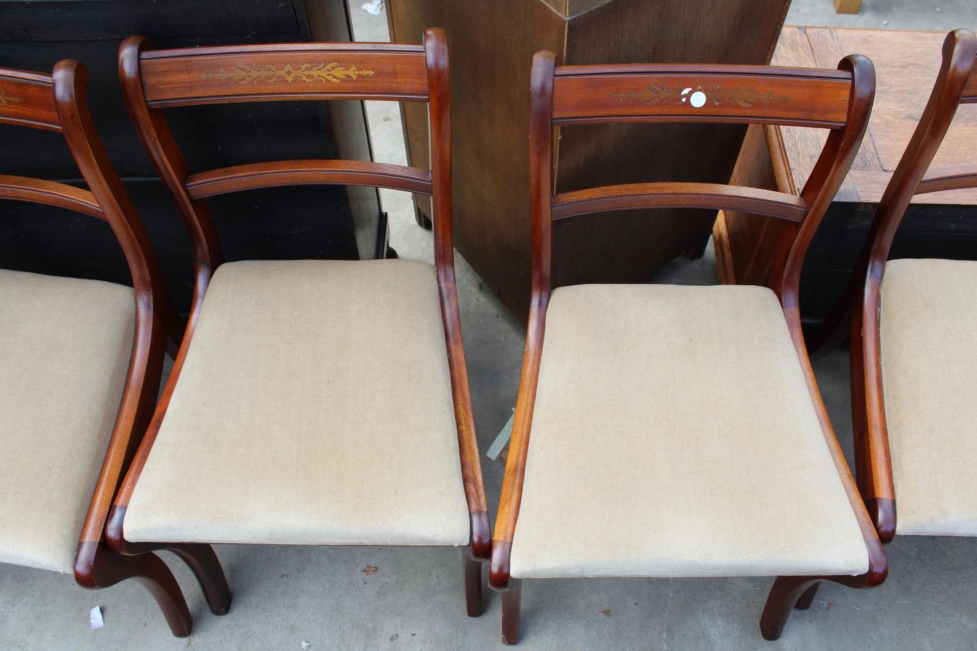 A SET OF 8 REGENCY STYLE MAHOGANY AND BRASS INLAY DINING CHAIRS - Image 3 of 4