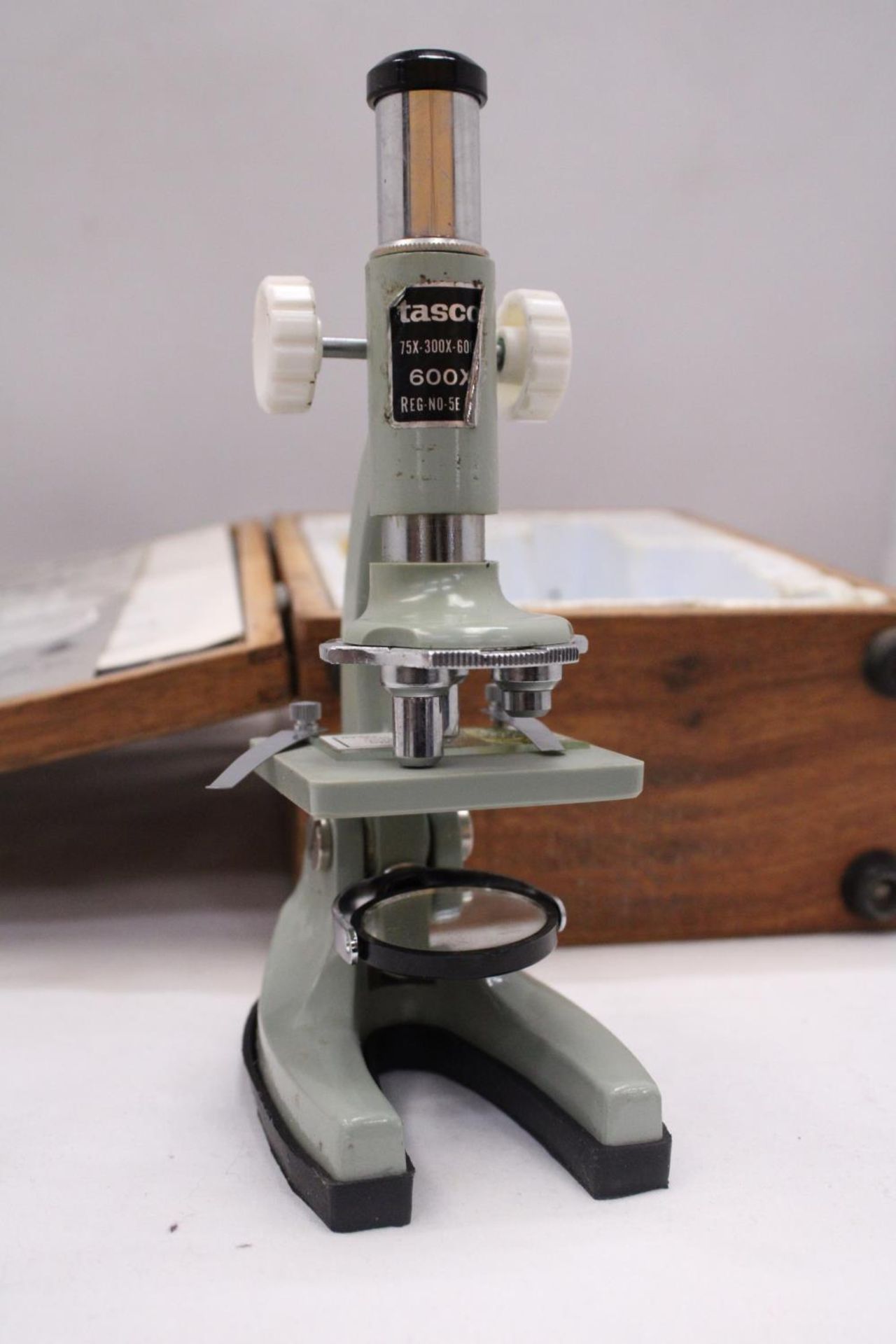 A VINTAGE, BOXED, TASCO MICROSCOPE WITH INSTRUCTIONS - Bild 3 aus 5