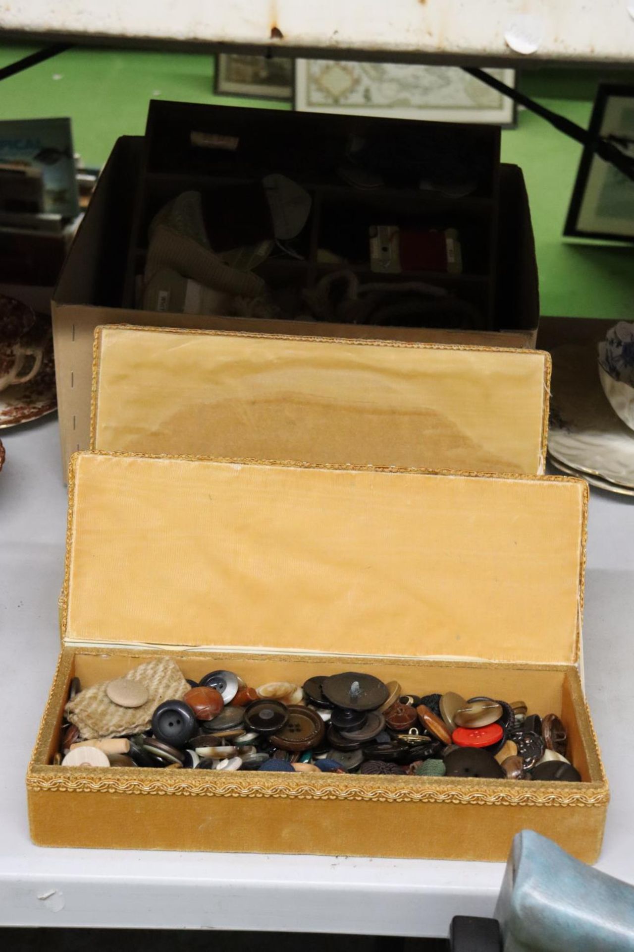 A LARGE QUANTITY OF VINTAGE BUTTONS IN BOXES PLUS HABERDASHERY ITEMS