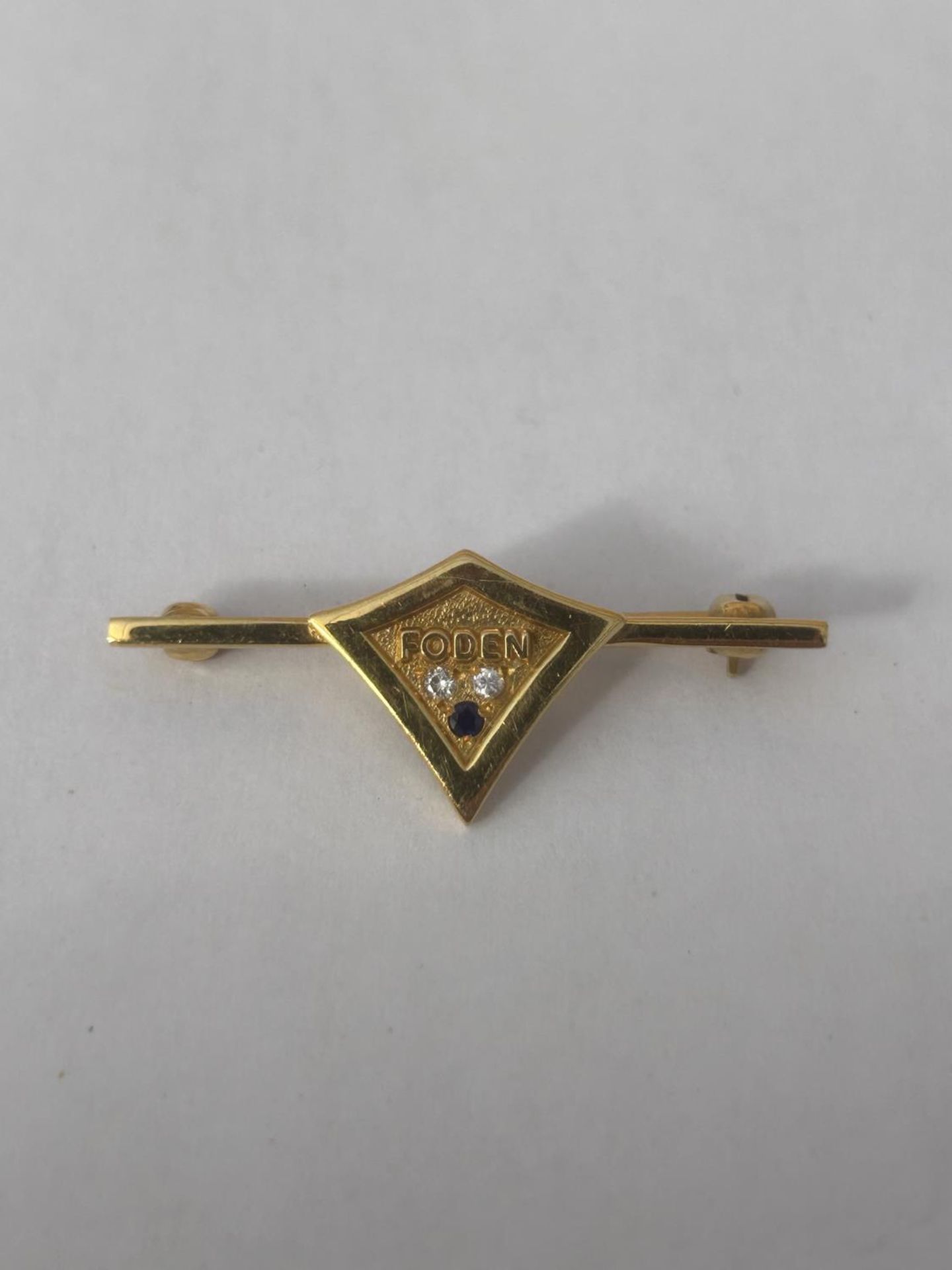 A HALLMARKED 9CT GOLD DIAMOND AND SAPPHIRE FODEN TRUCKS LAPEL BADGE WEIGHT 3.37 G